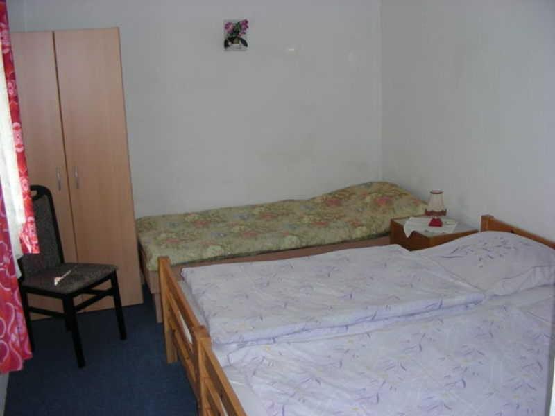 One-Bedroom Apartment with Shower photo 1