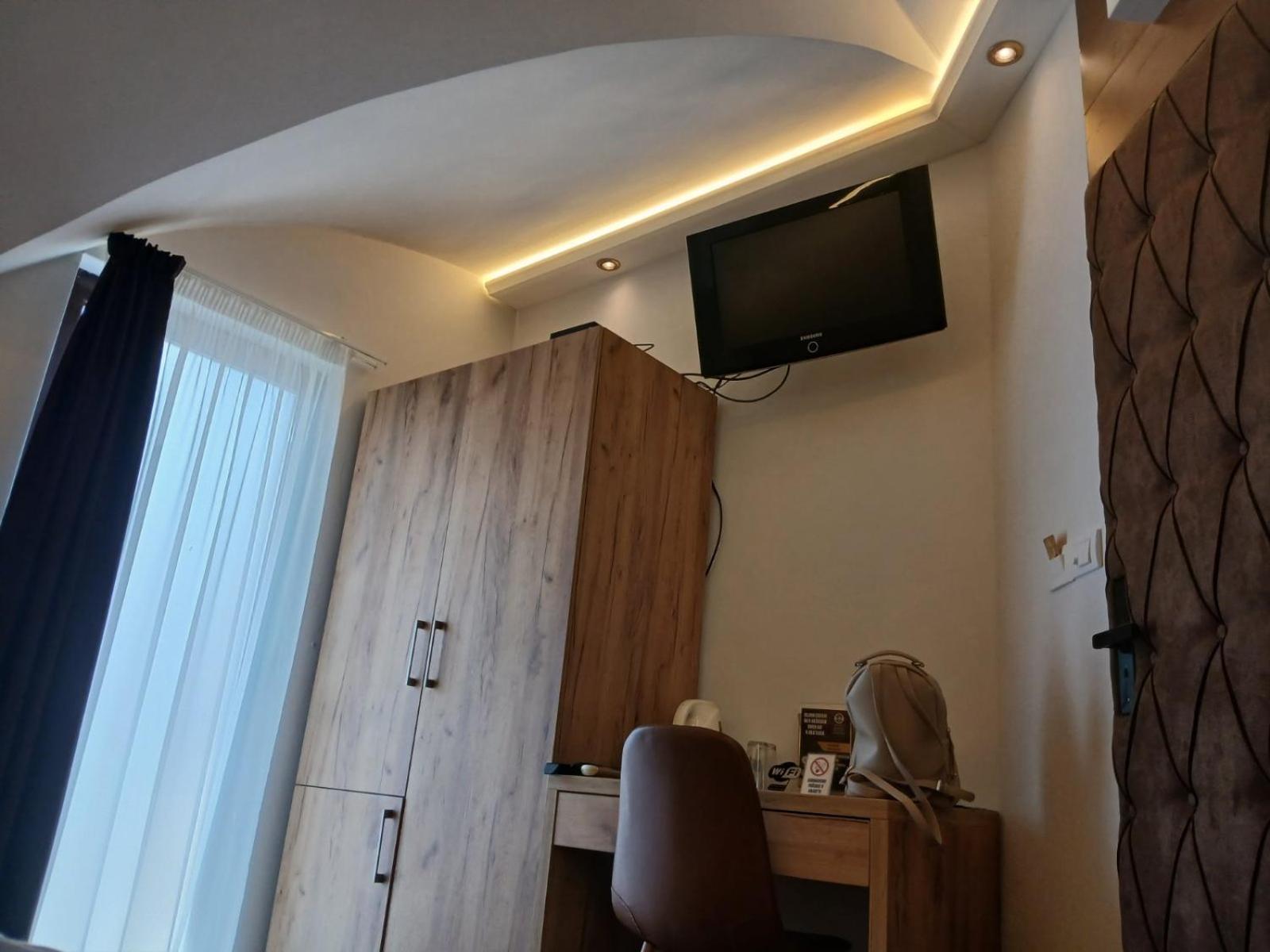 King Room with Balcony - Photo 6