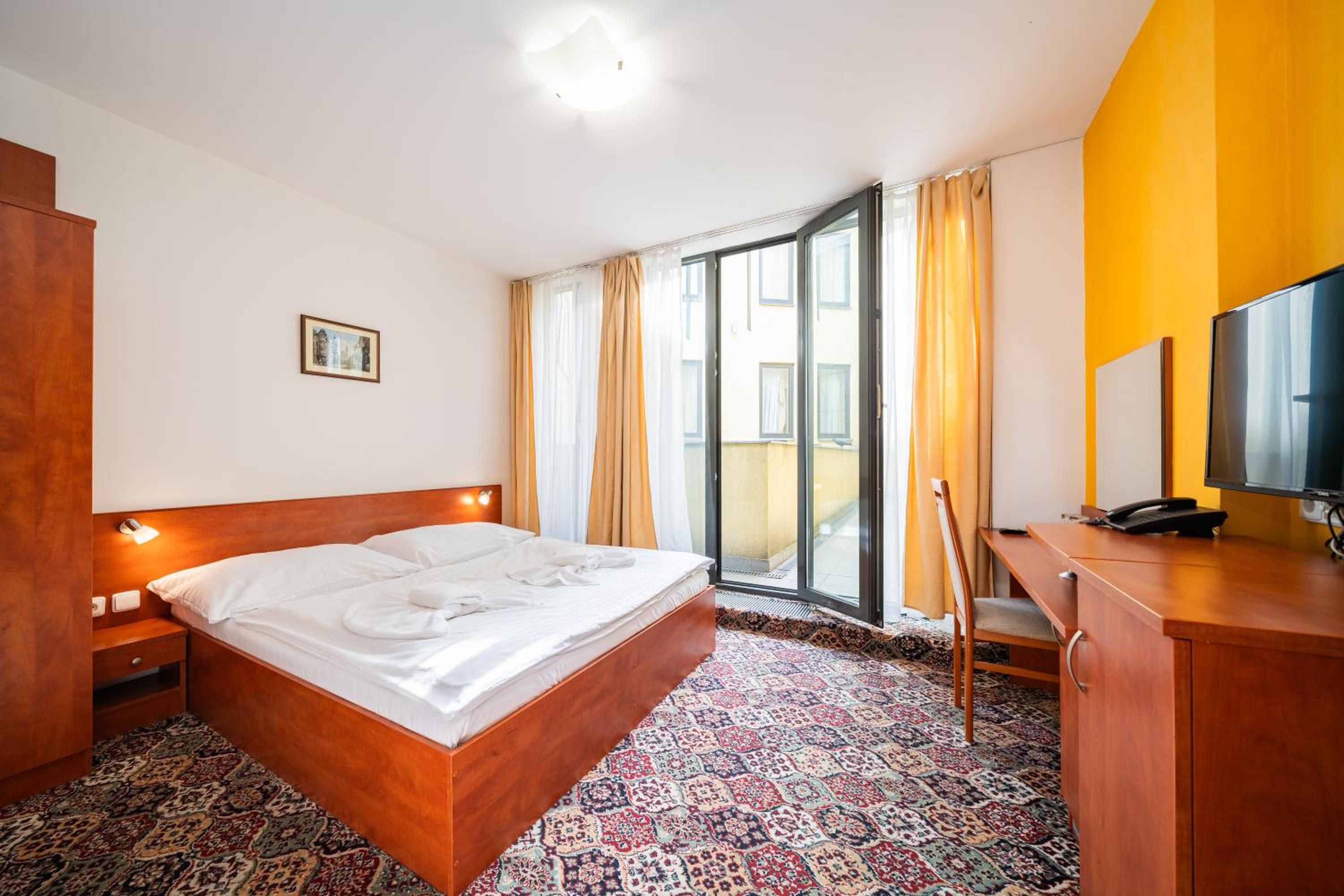 Double or Twin Room (1 Adult)