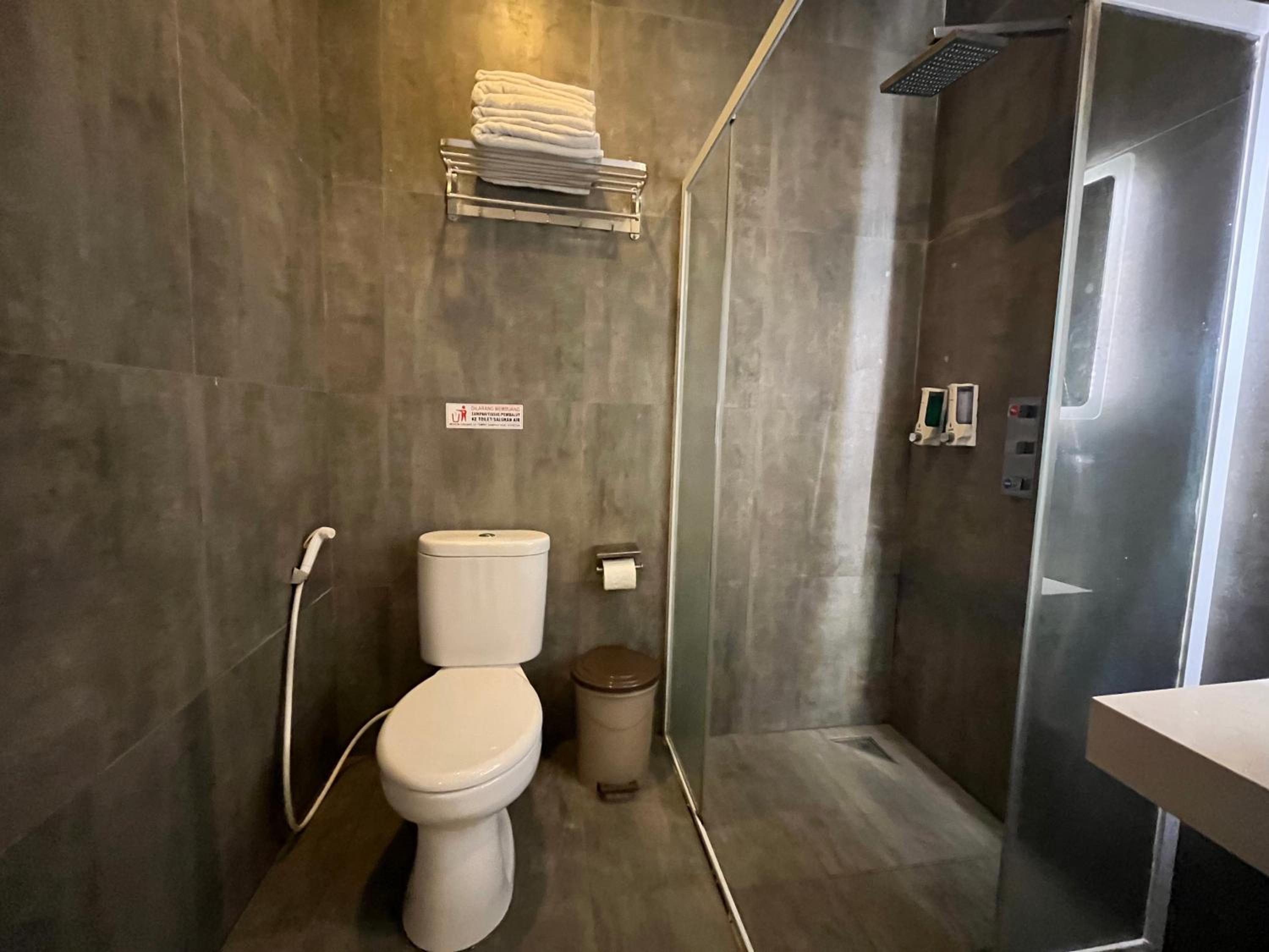Family Room with Private Bathroom photo 3