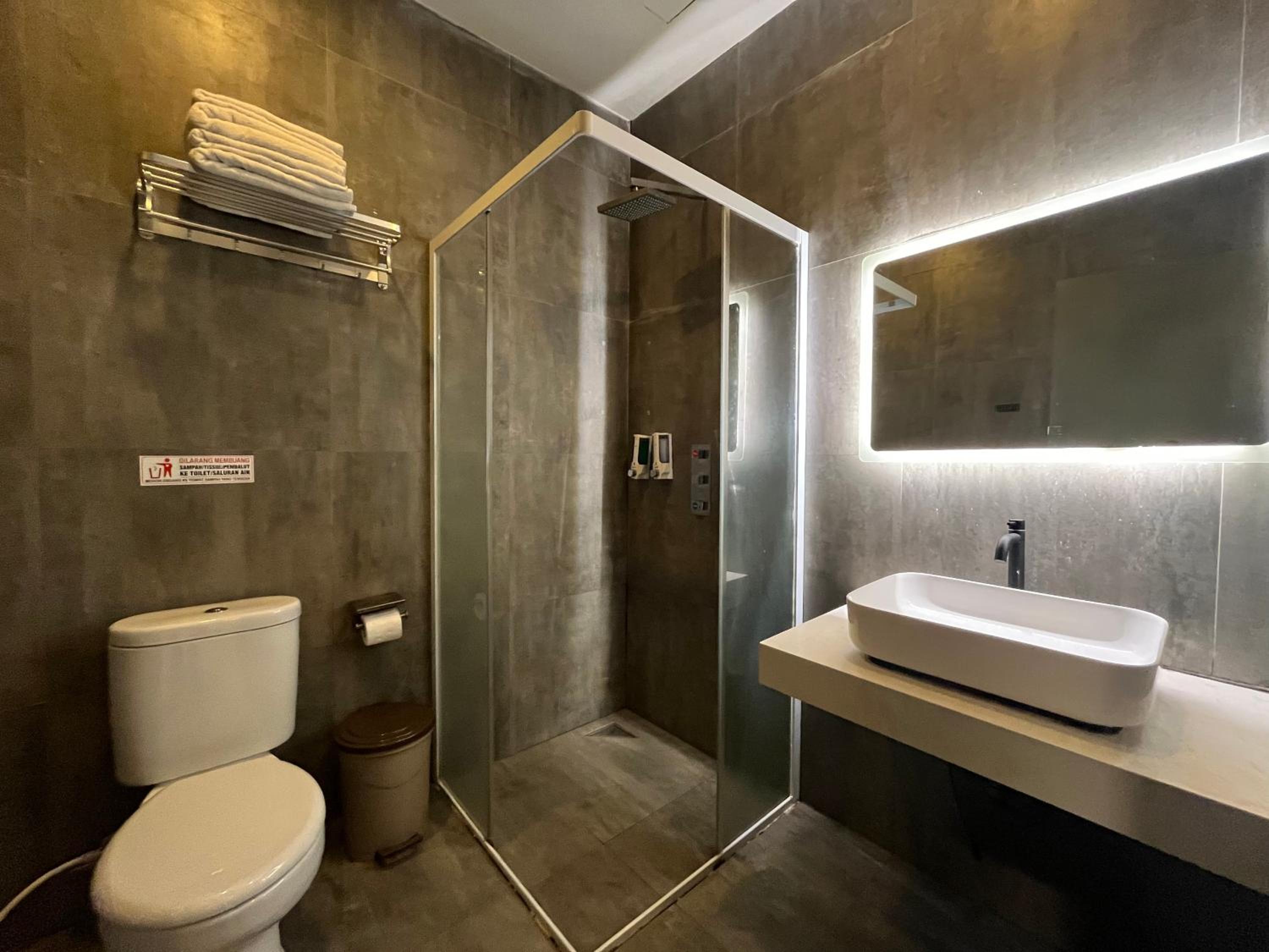 Family Room with Private Bathroom photo 2