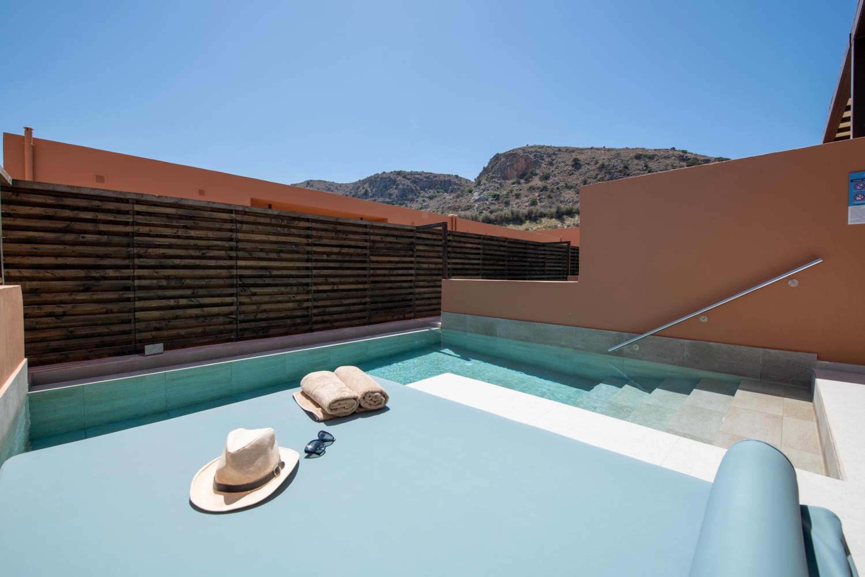 Superior Family Room with Individual Pool - Photo 9