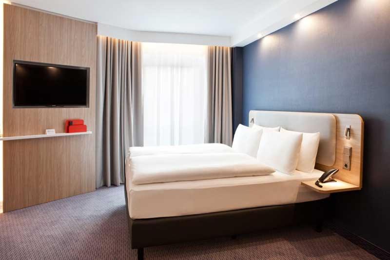 Standard Queen Room with Extra Floor Space - Photo 2