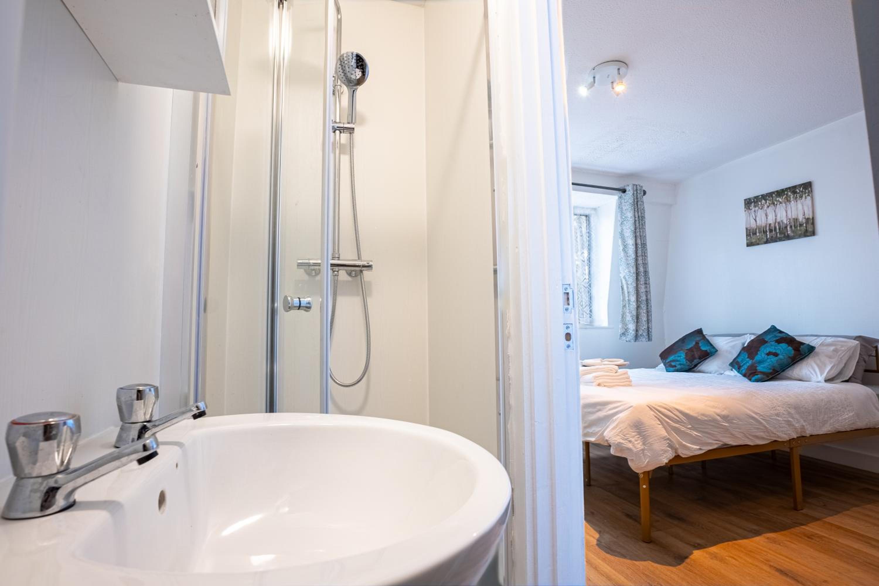 Double Room With Private Bathroom photo 3