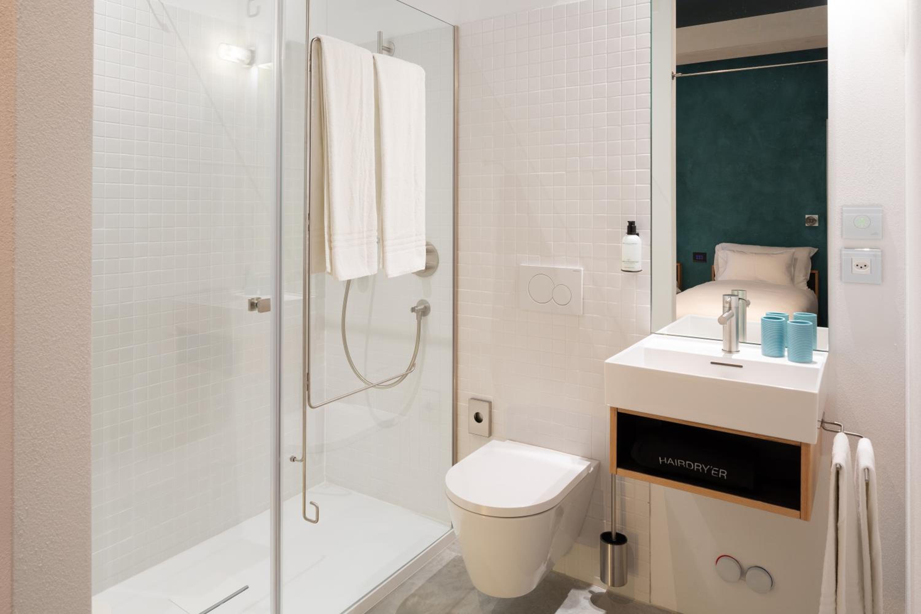 Double or Twin Room with Lake View - Photo 3