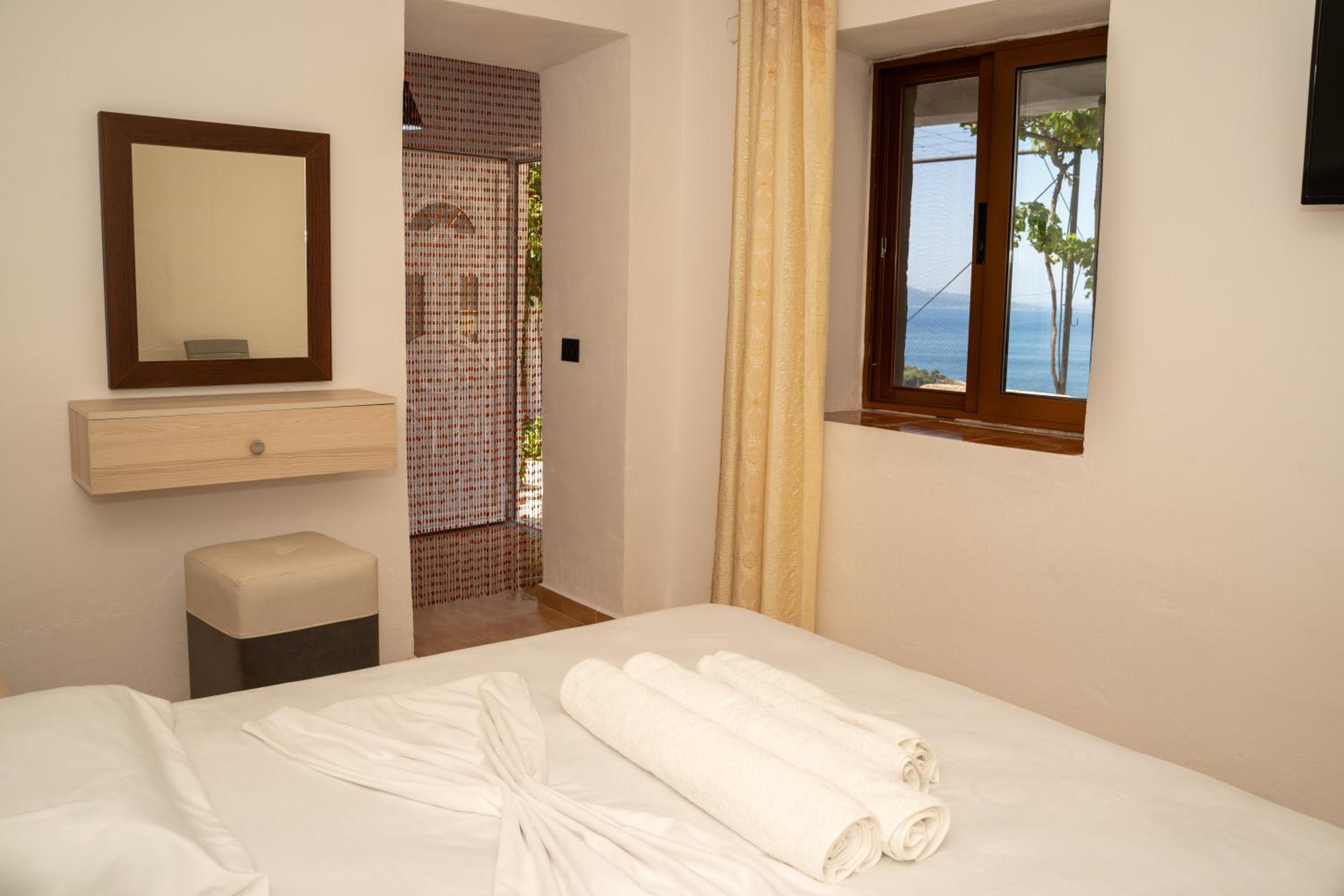 Deluxe Double Room with Balcony and Sea View