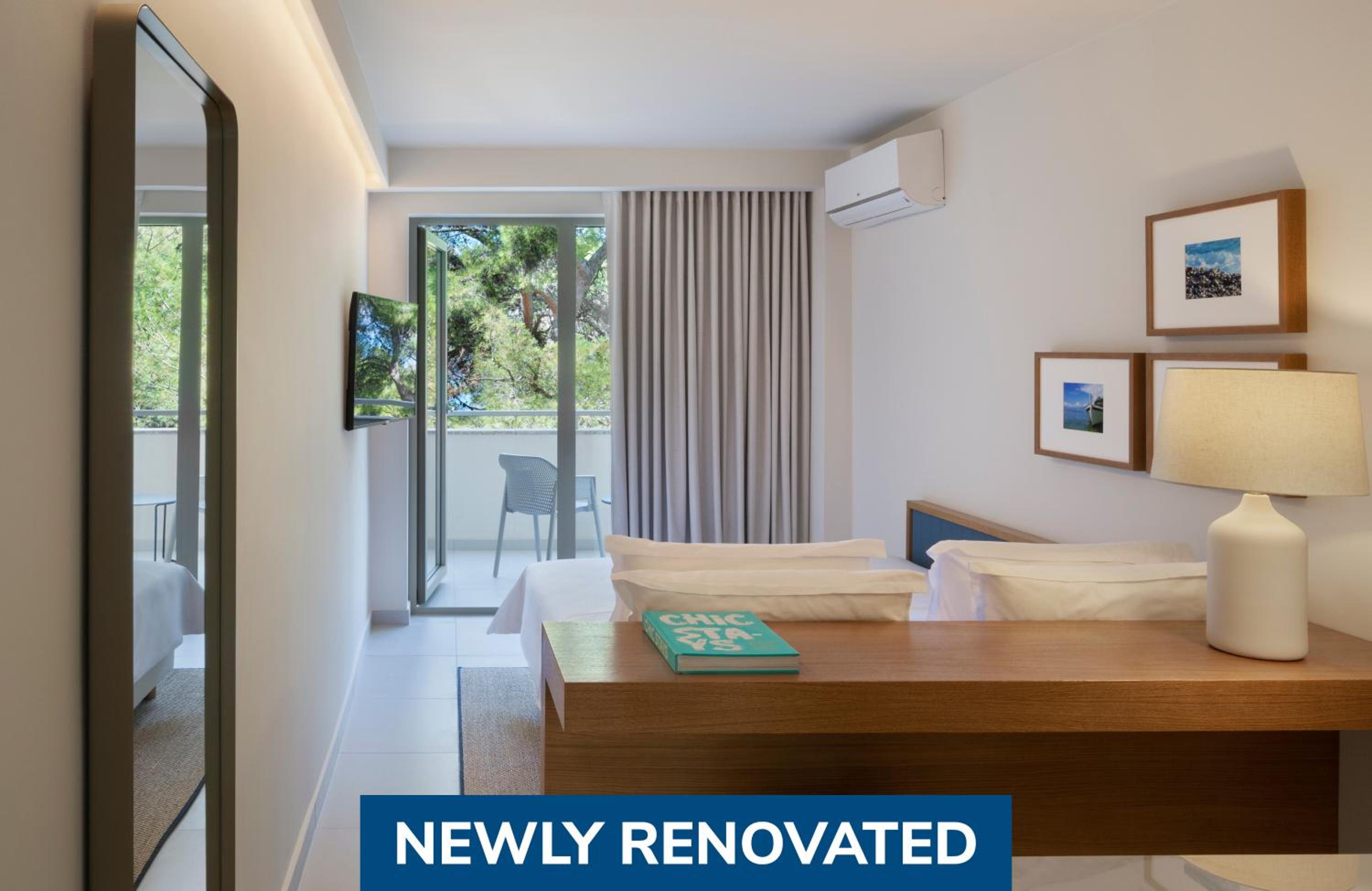 Classic Double Room with Balcony - Sea Side - Photo 1
