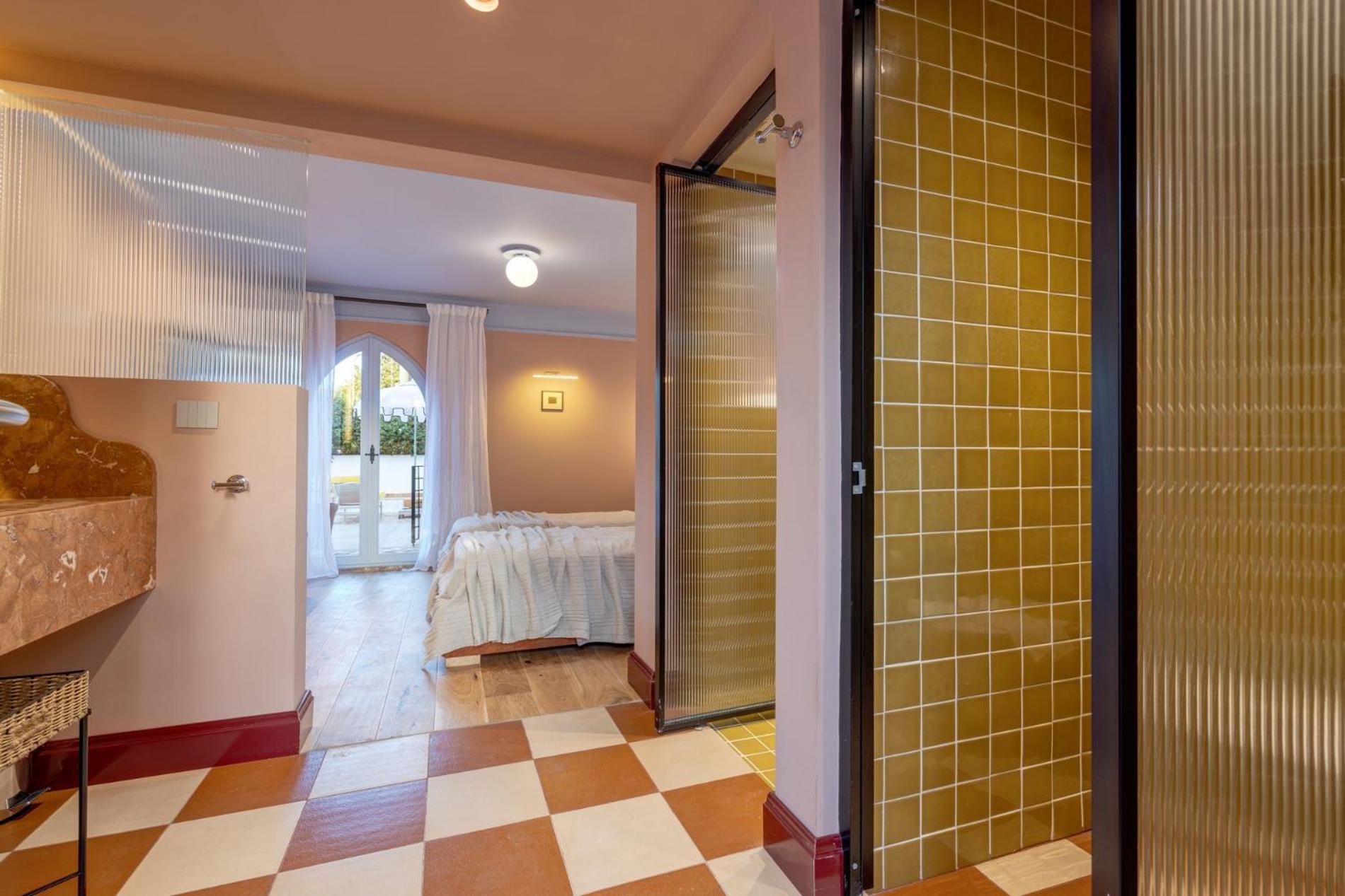 Twin Room with Balcony - Photo 8