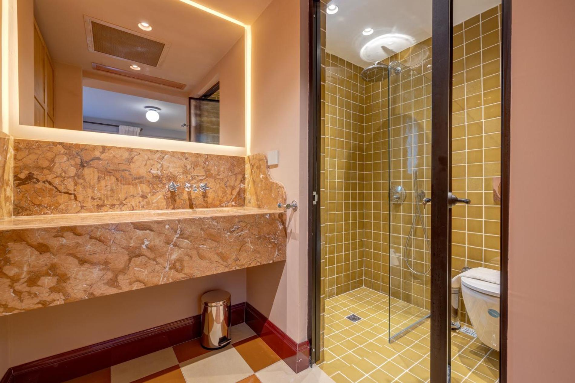 Twin Room with Balcony - Photo 7