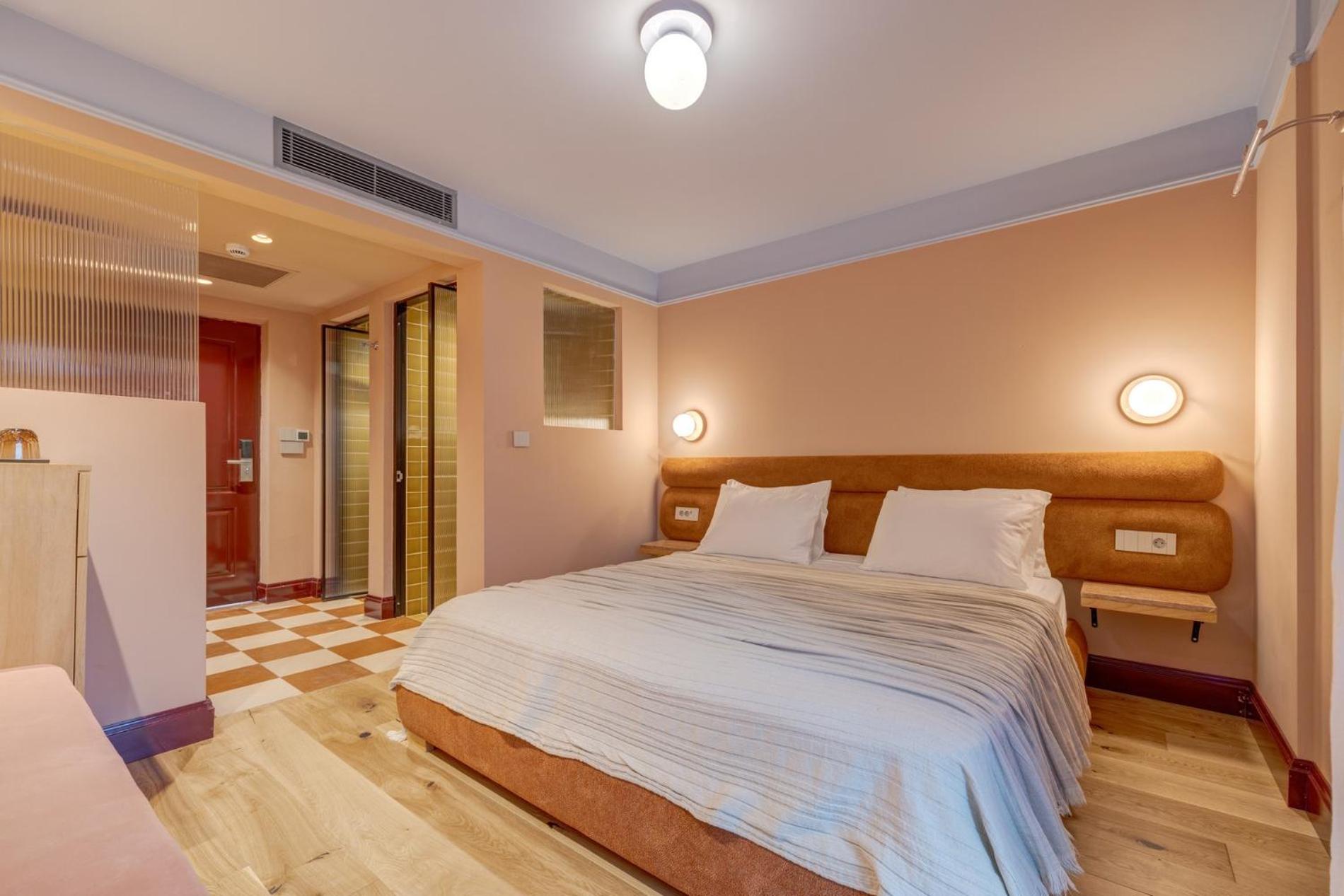 Double Room with Balcony - Photo 9