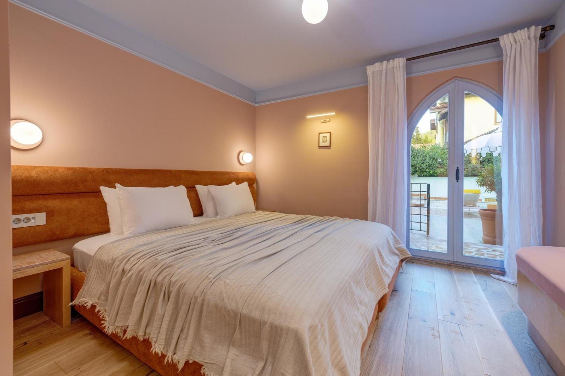Double Room with Balcony - Photo 1