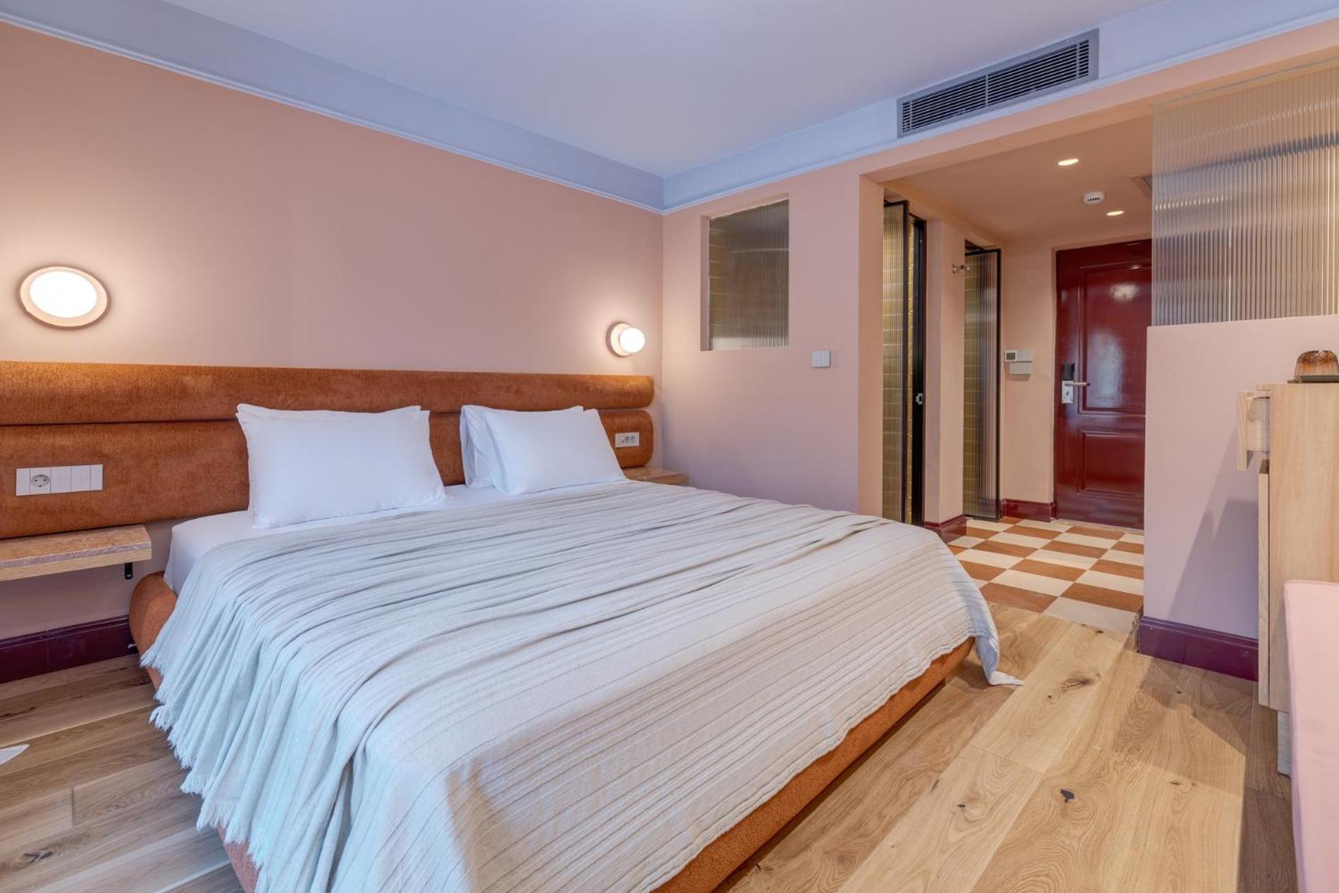 Double Room with Balcony - Photo 6