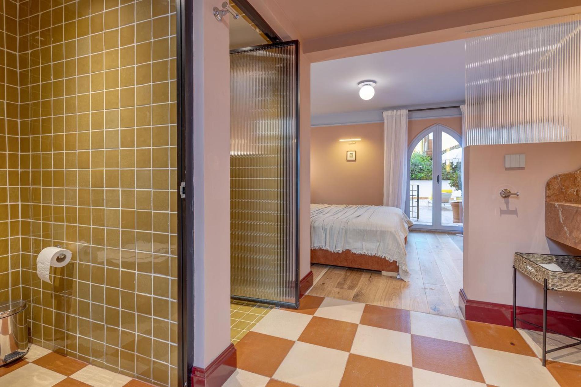 Double Room with Balcony - Photo 3