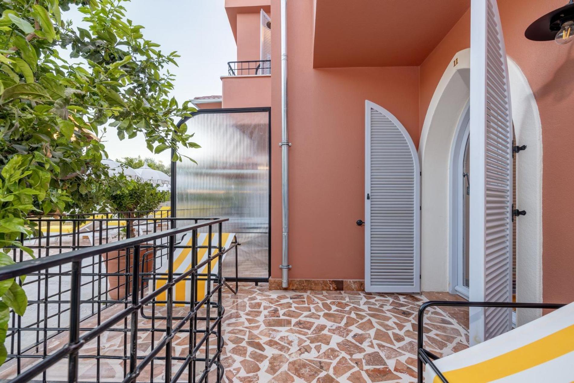 Double Room with Balcony - Photo 8