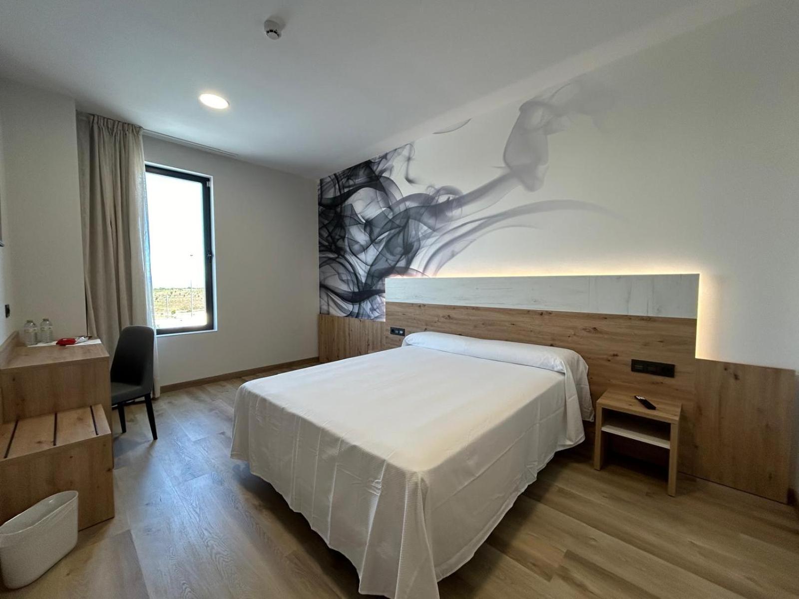 Standard Queen Room photo 2