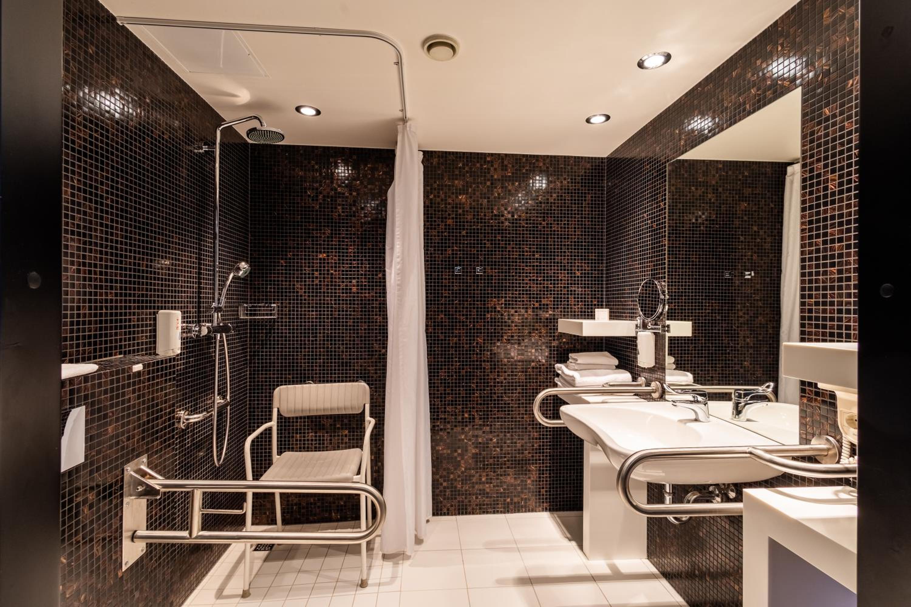 Double or Twin Room - Disability Access photo 3