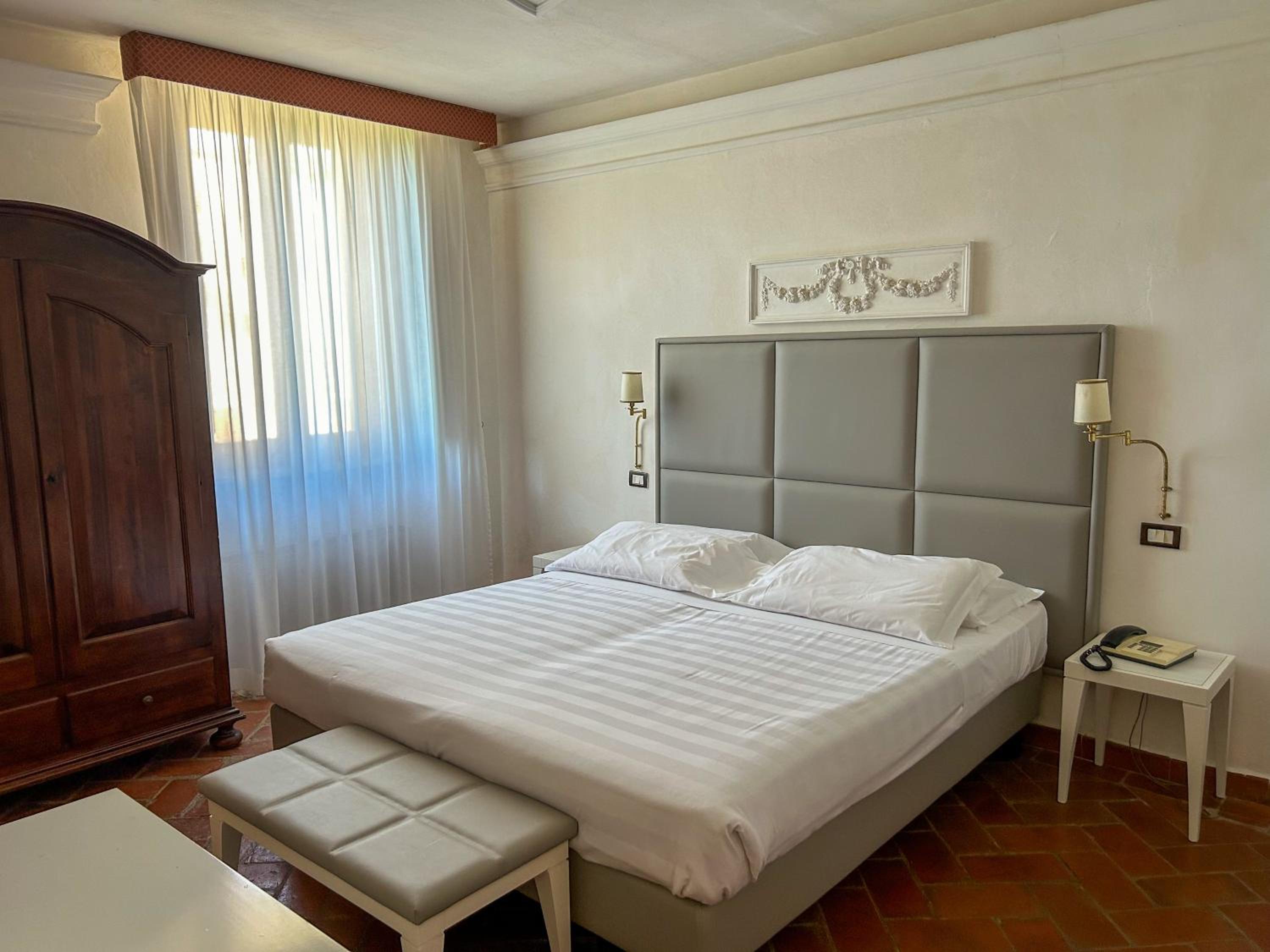 Large Double or Twin Room - Photo 6