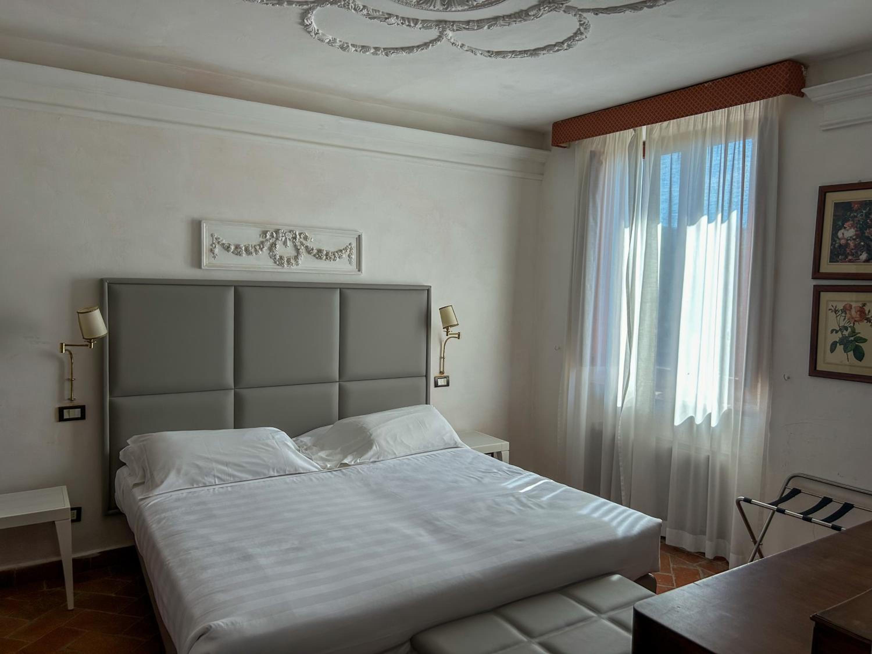 Large Double or Twin Room - Photo 8