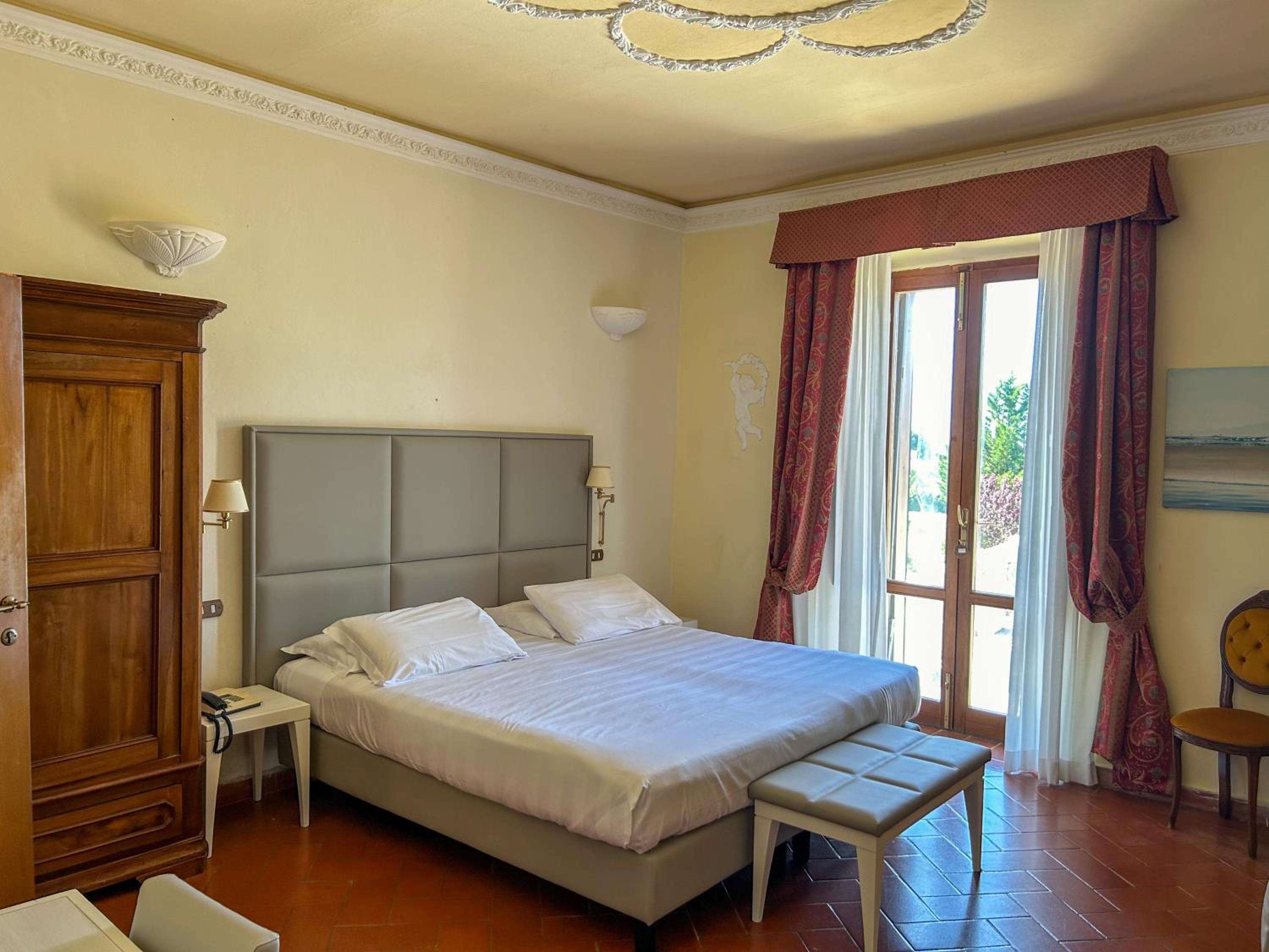 Large Double or Twin Room - Photo 10