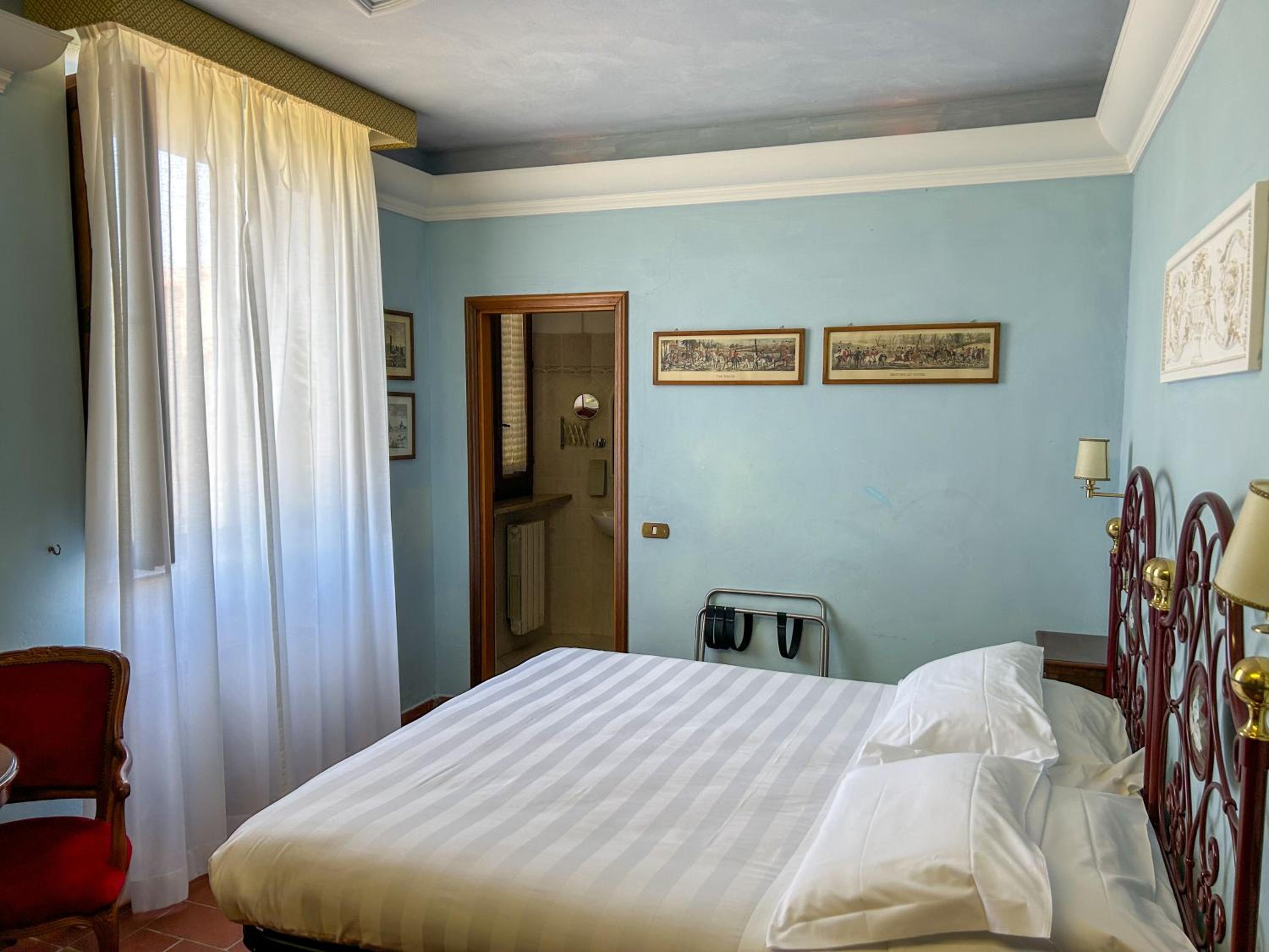 Large Double or Twin Room - Photo 3