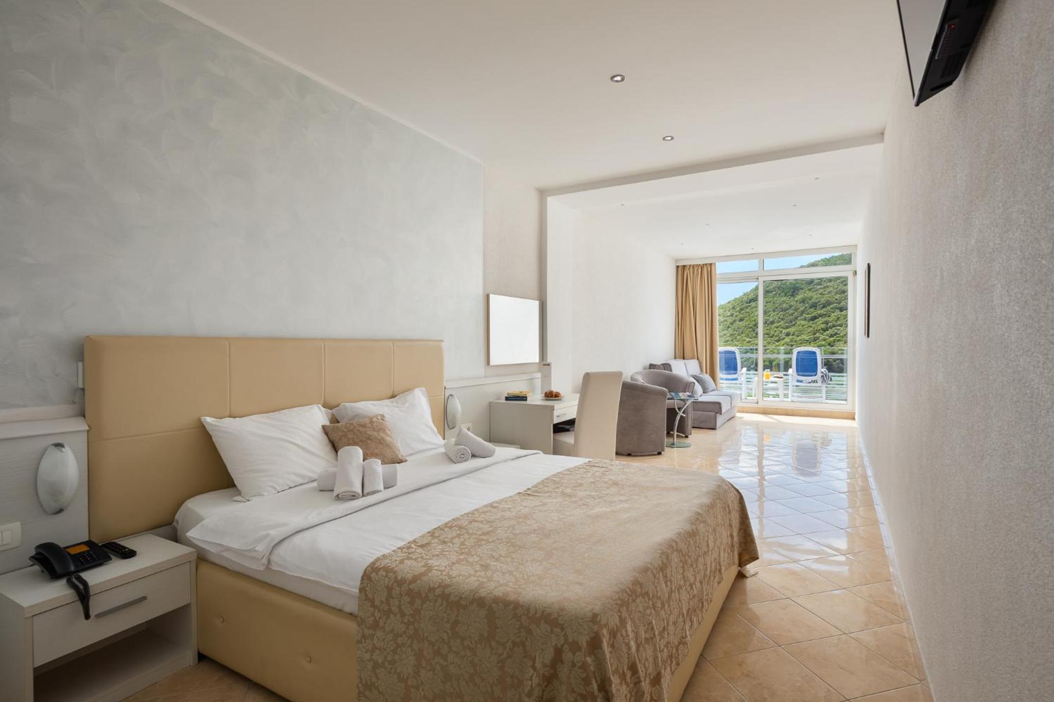 Standard Family Room - Photo 4