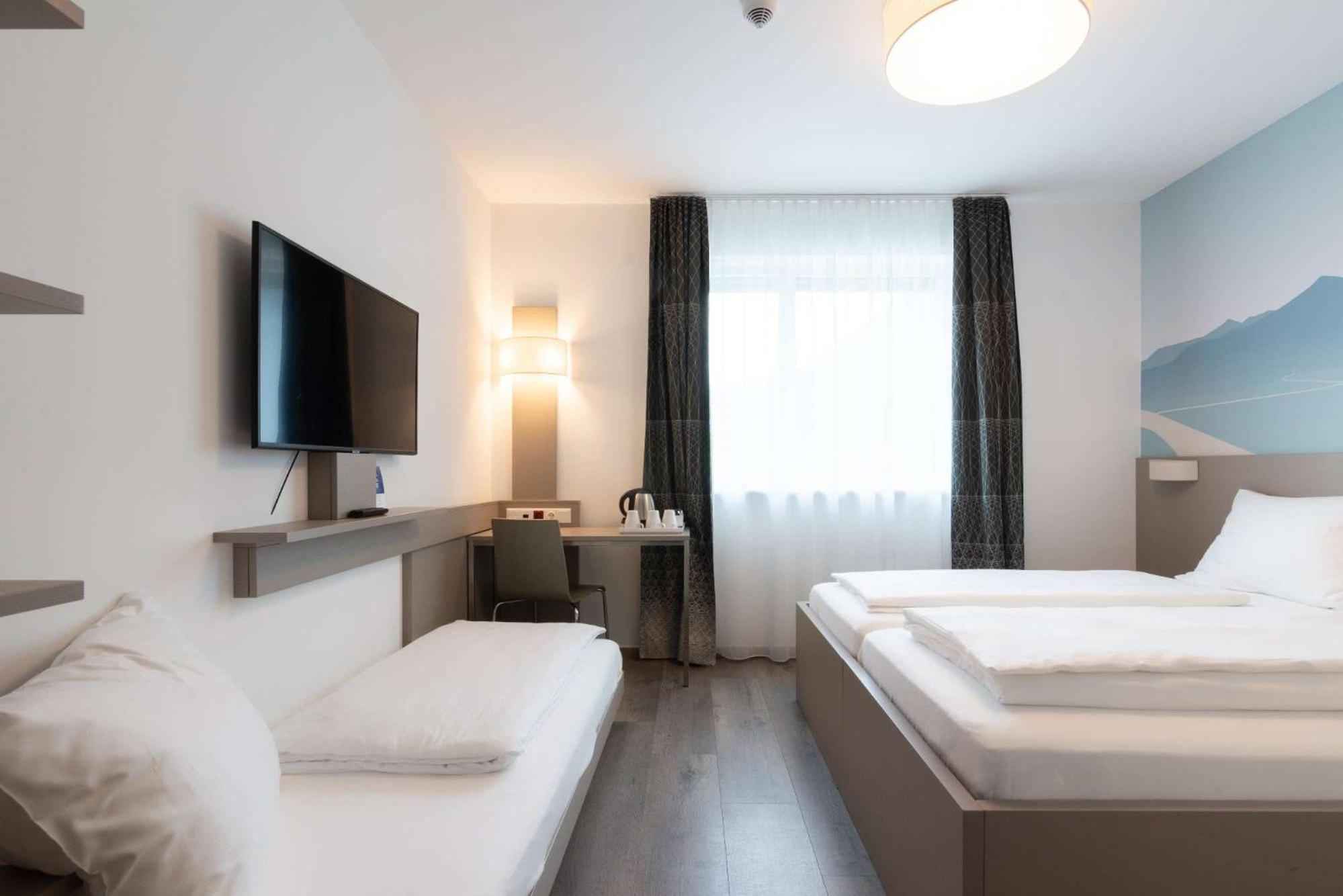 Standard Triple Room with 1 Double and 1 Twin Bed - Photo 7