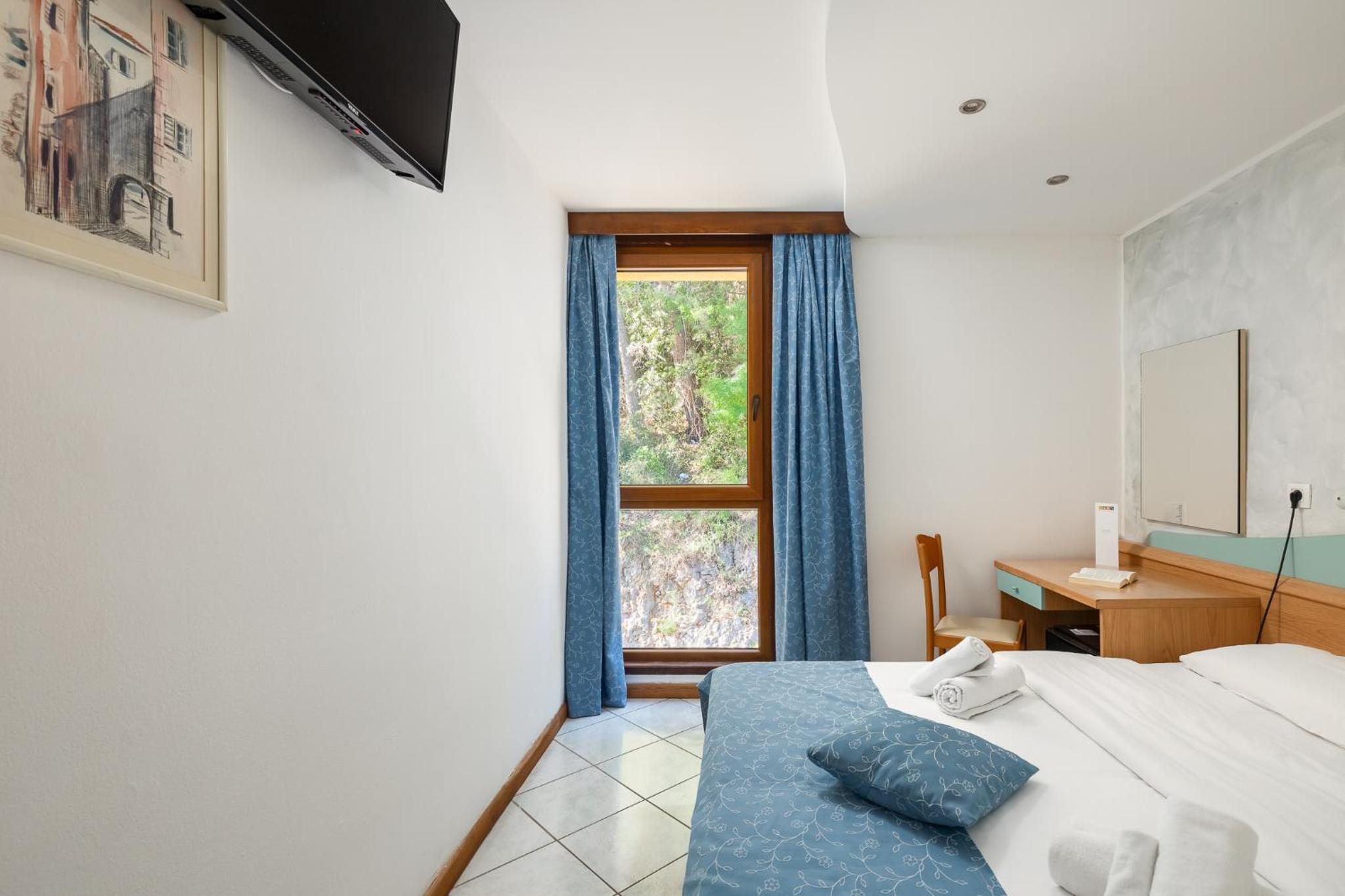 Economy Twin Room - Photo 7