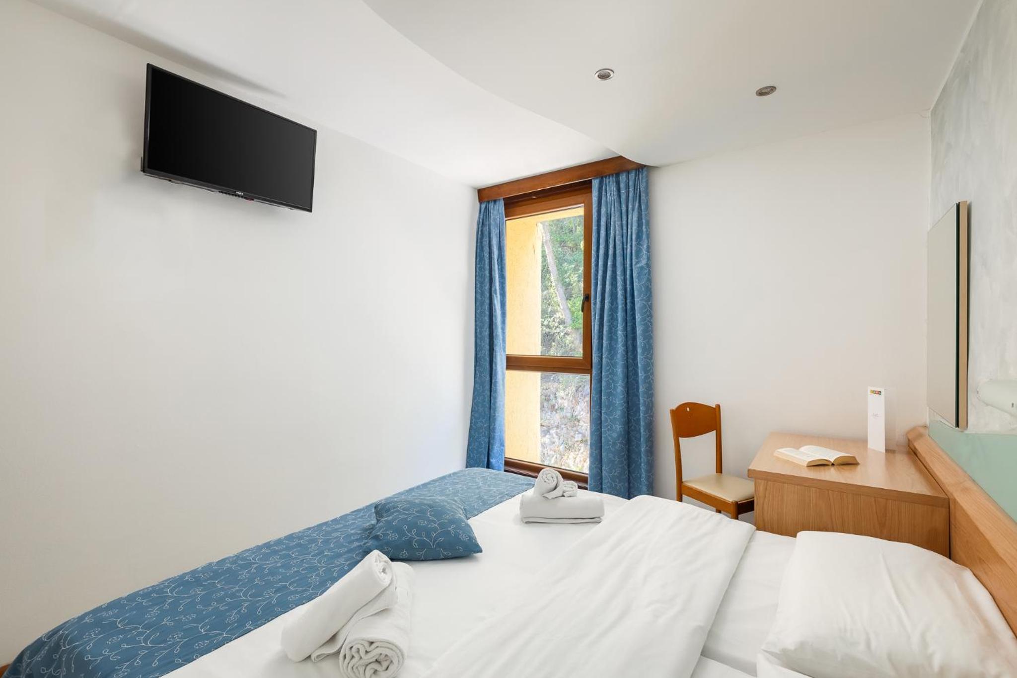 Economy Twin Room - Photo 5
