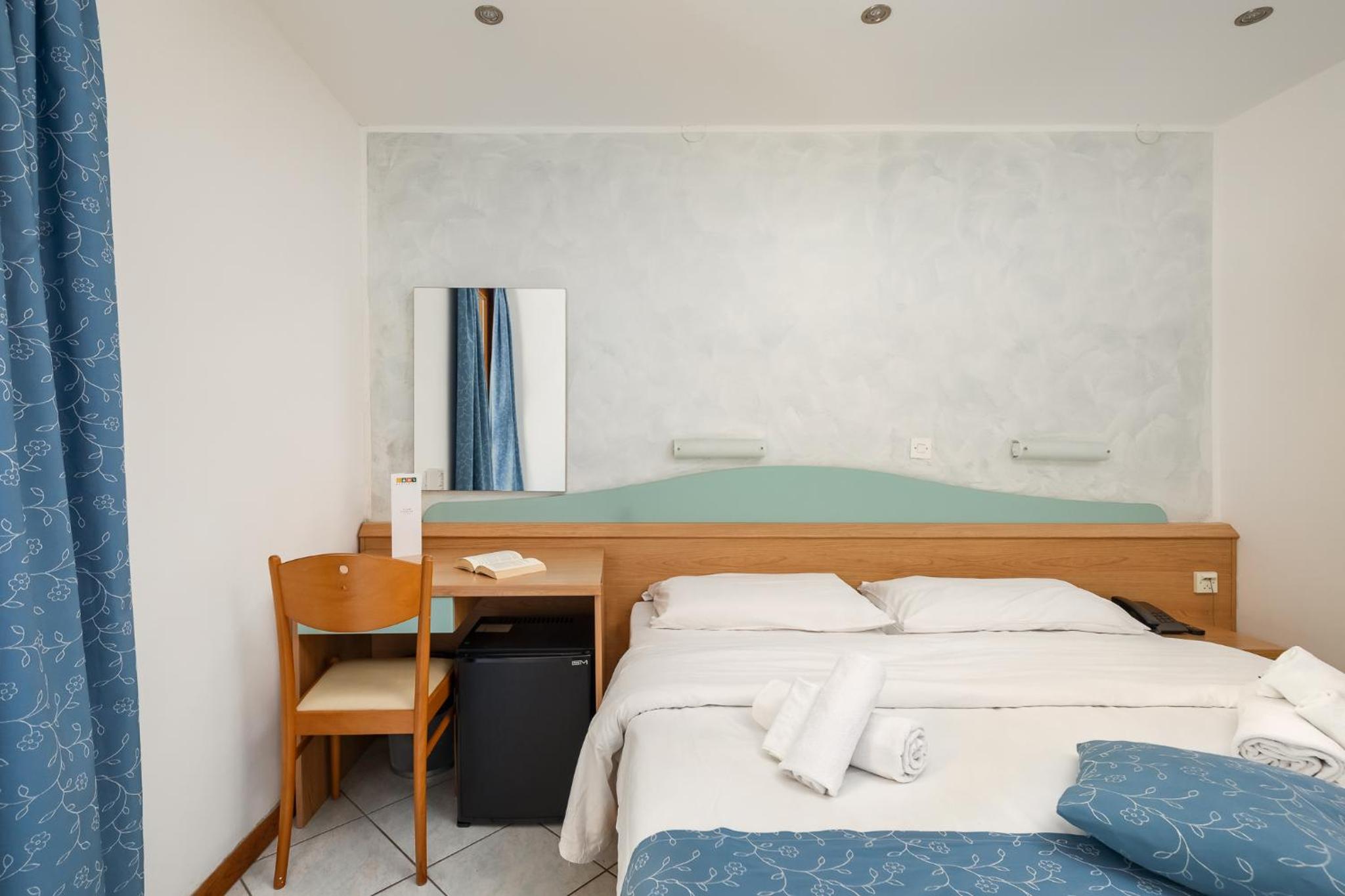 Economy Twin Room - Photo 8