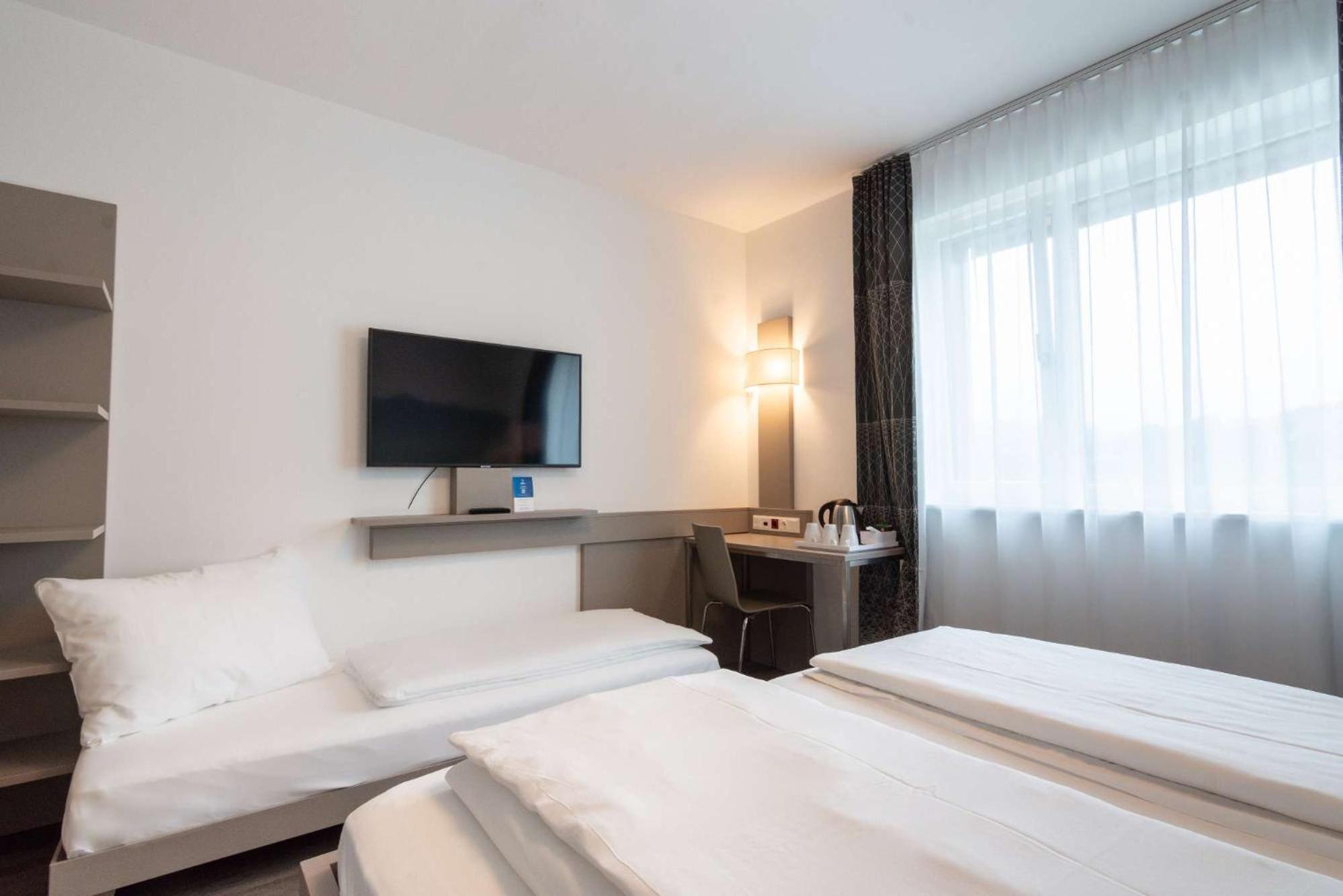 Standard Triple Room with 1 Double and 1 Twin Bed - Photo 6
