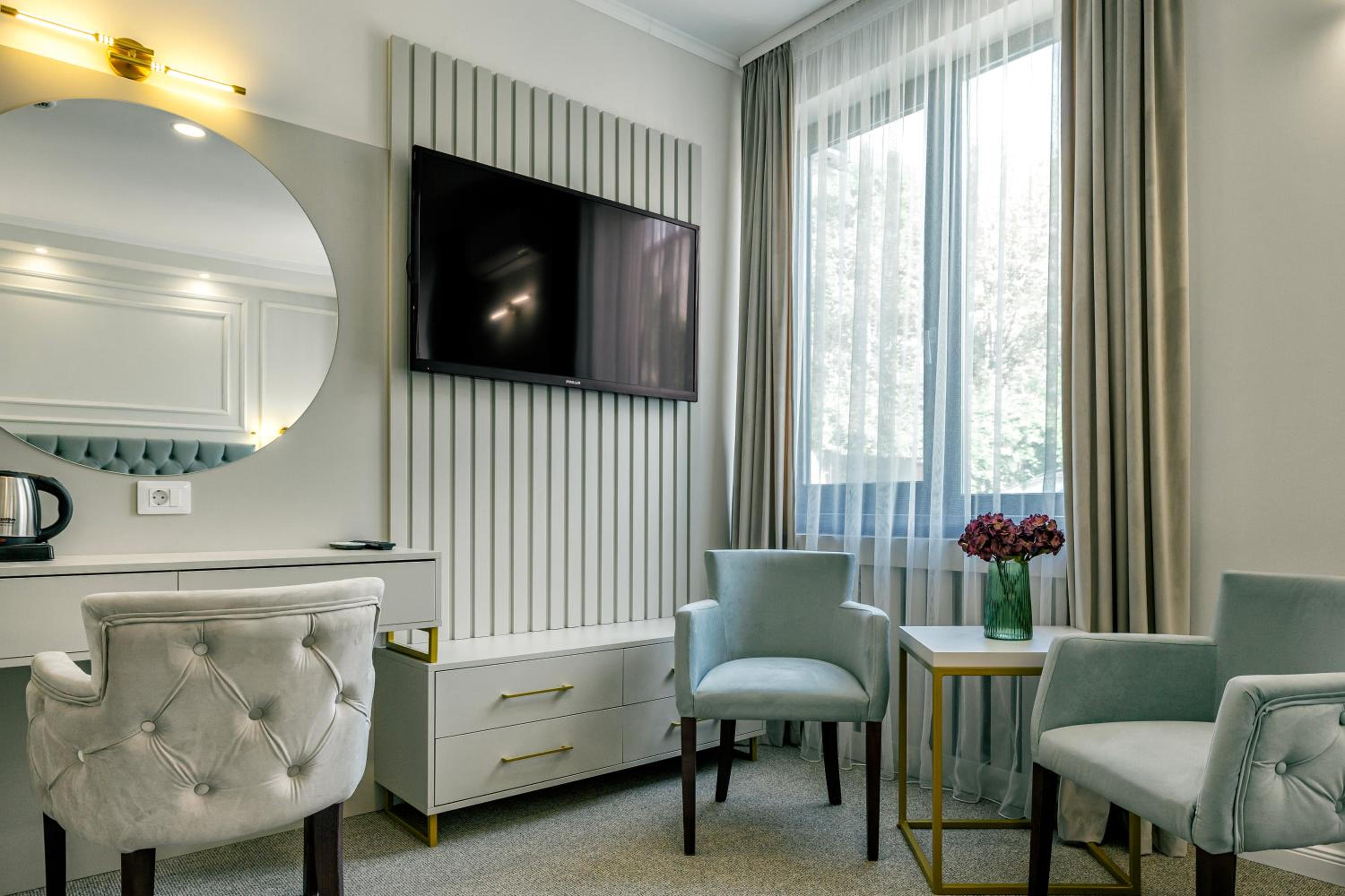 Queen Room photo 2