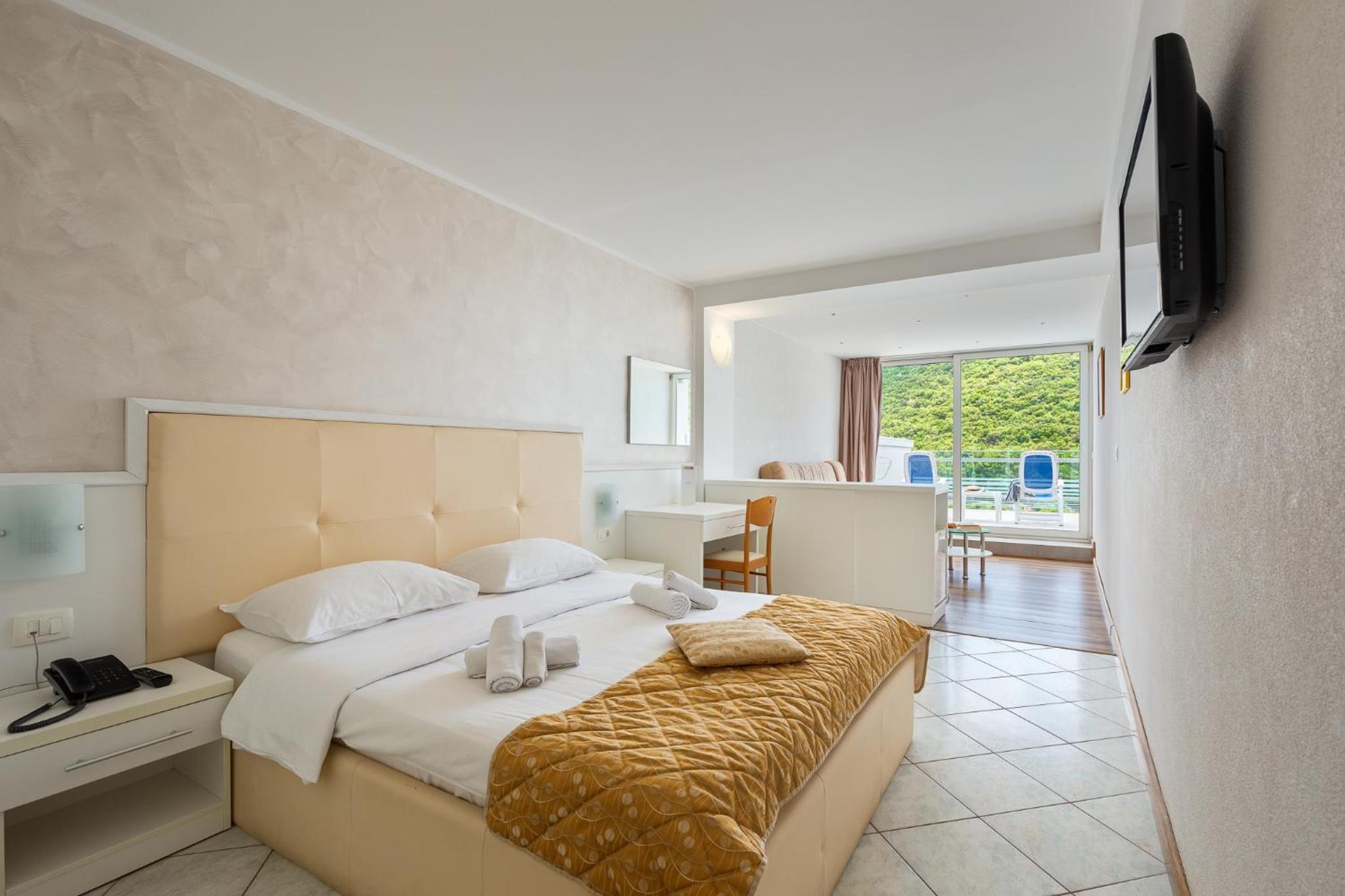 Double or Twin Room with Side Sea View - Photo 1