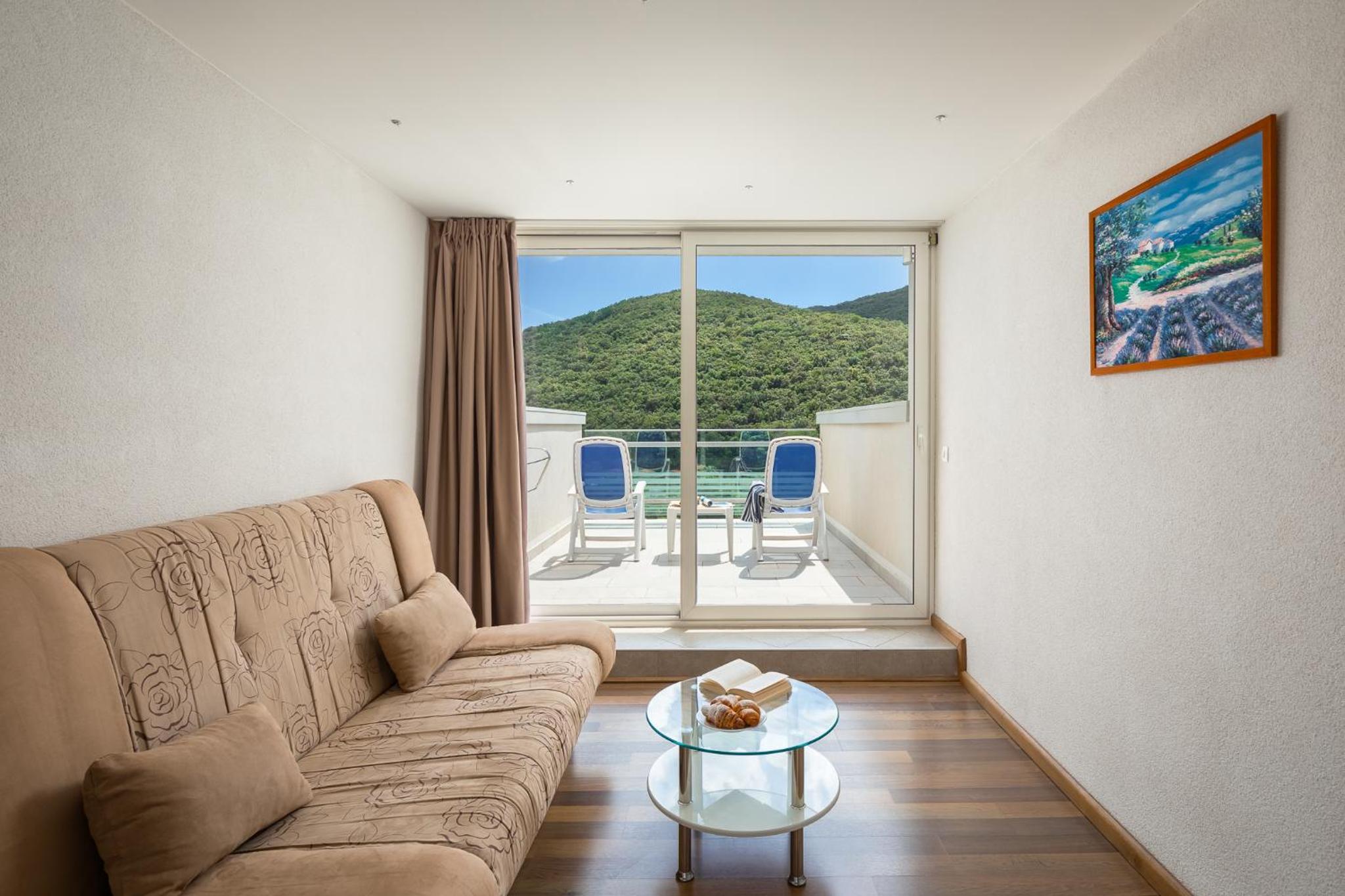Double or Twin Room with Side Sea View - Photo 5