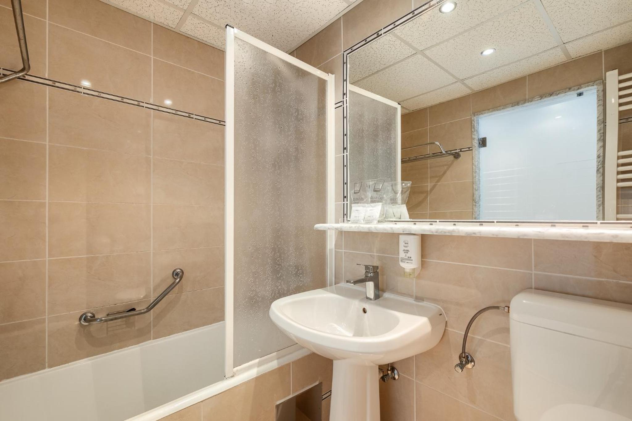 Double or Twin Room with Side Sea View - Photo 8