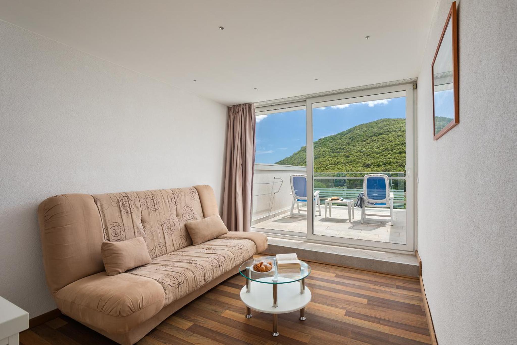 Double or Twin Room with Side Sea View - Photo 2