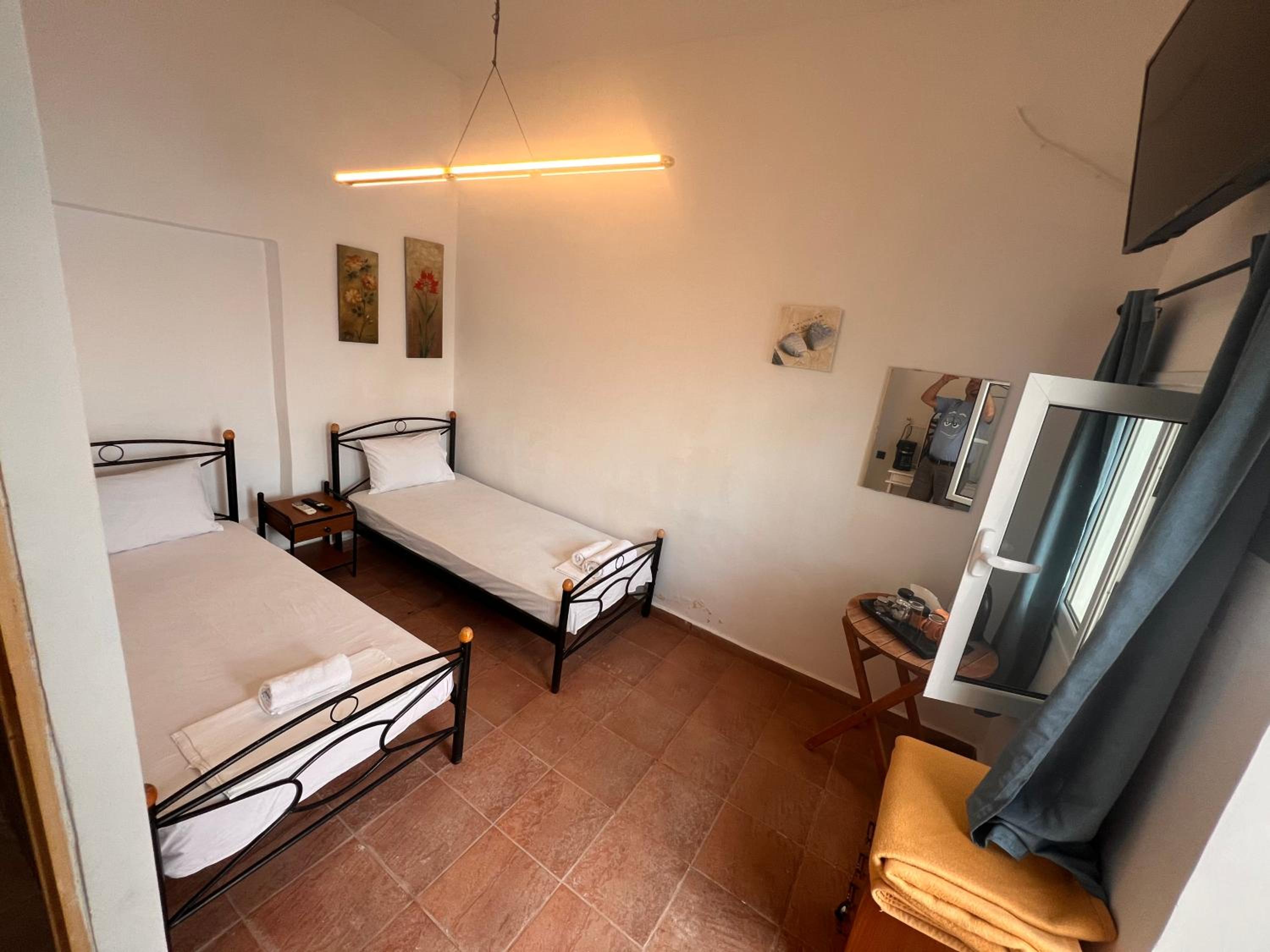 Economy Twin Room photo 1