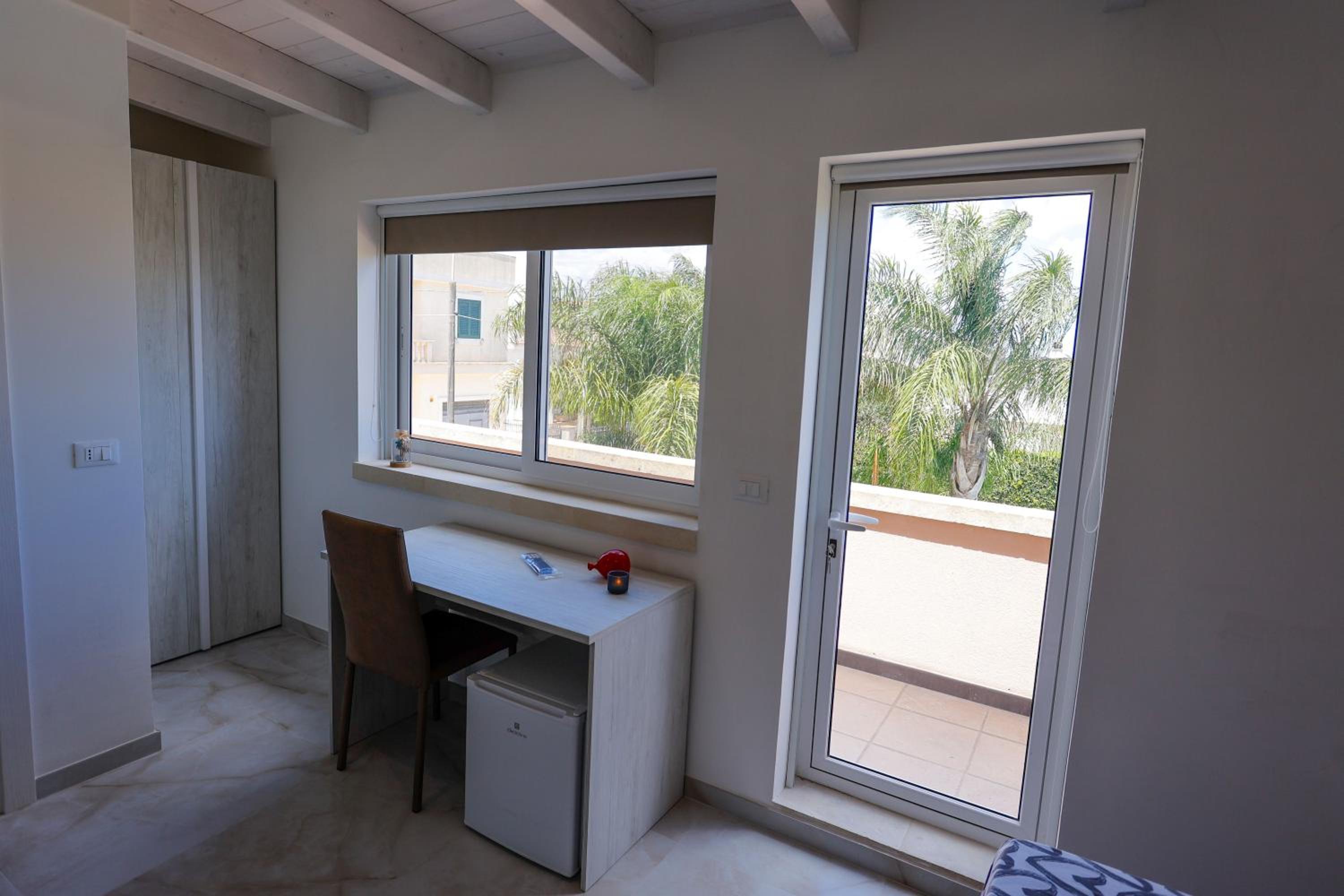 Double Room with Pool View - Photo 5