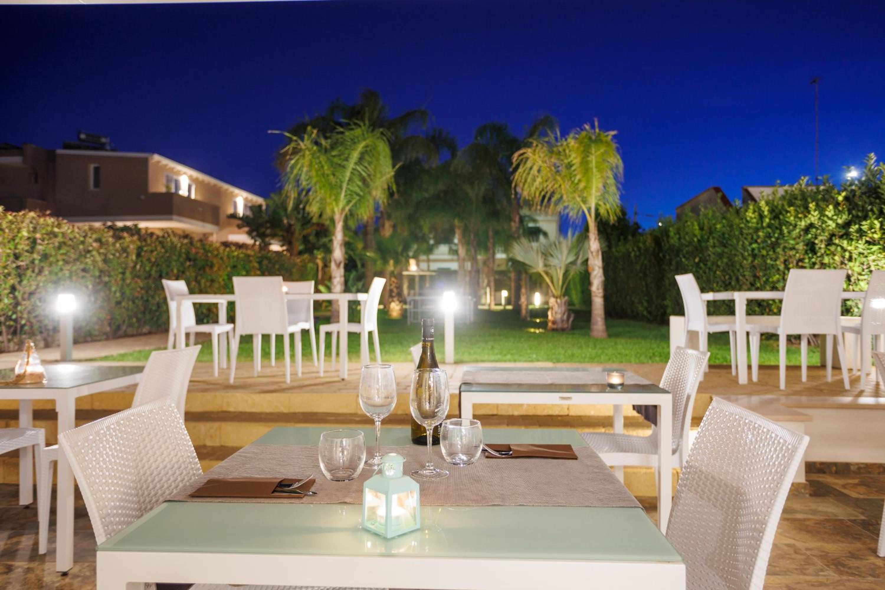 Double Room with Pool View - Photo 8