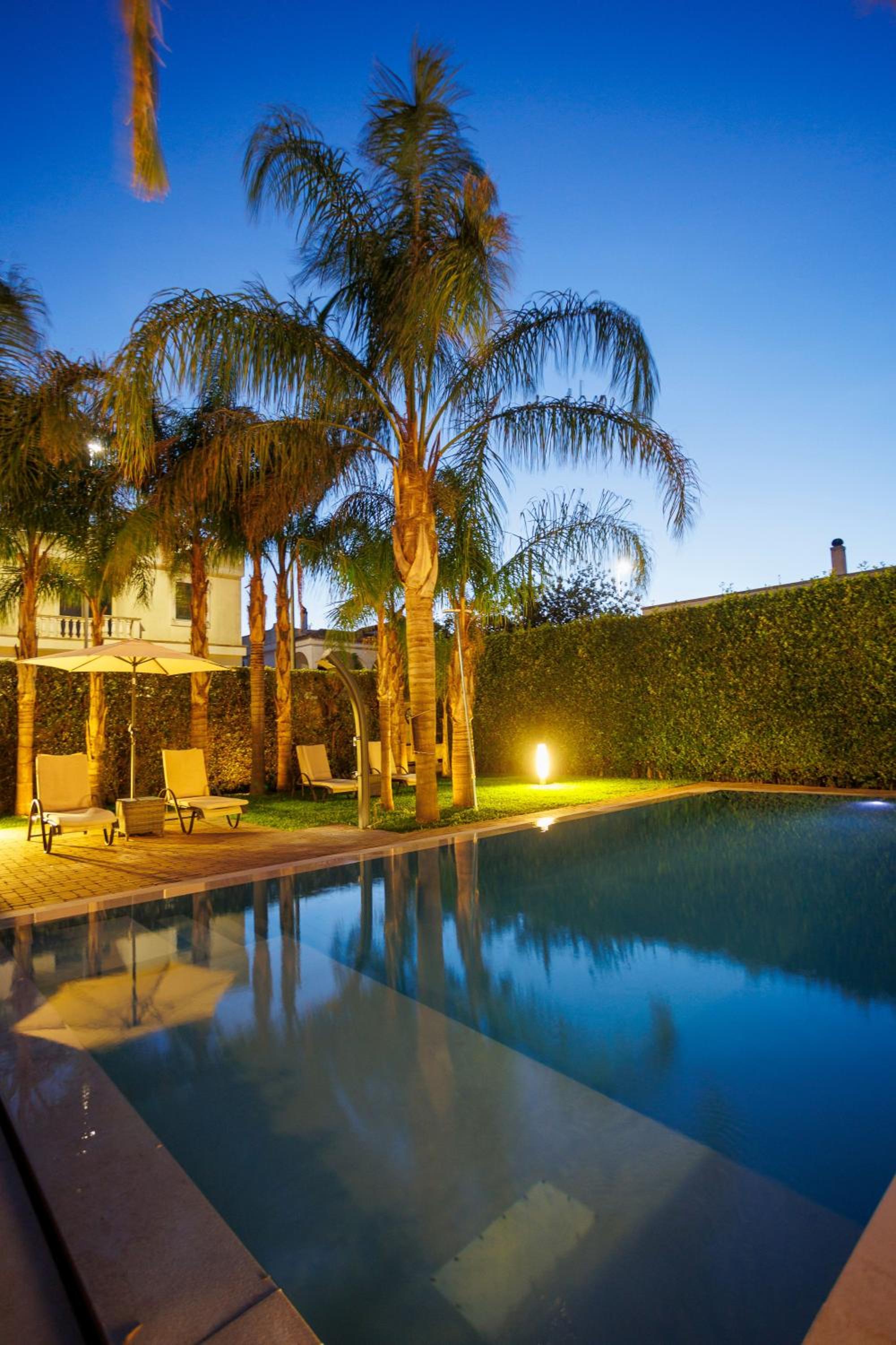 Double Room with Pool View - Photo 7