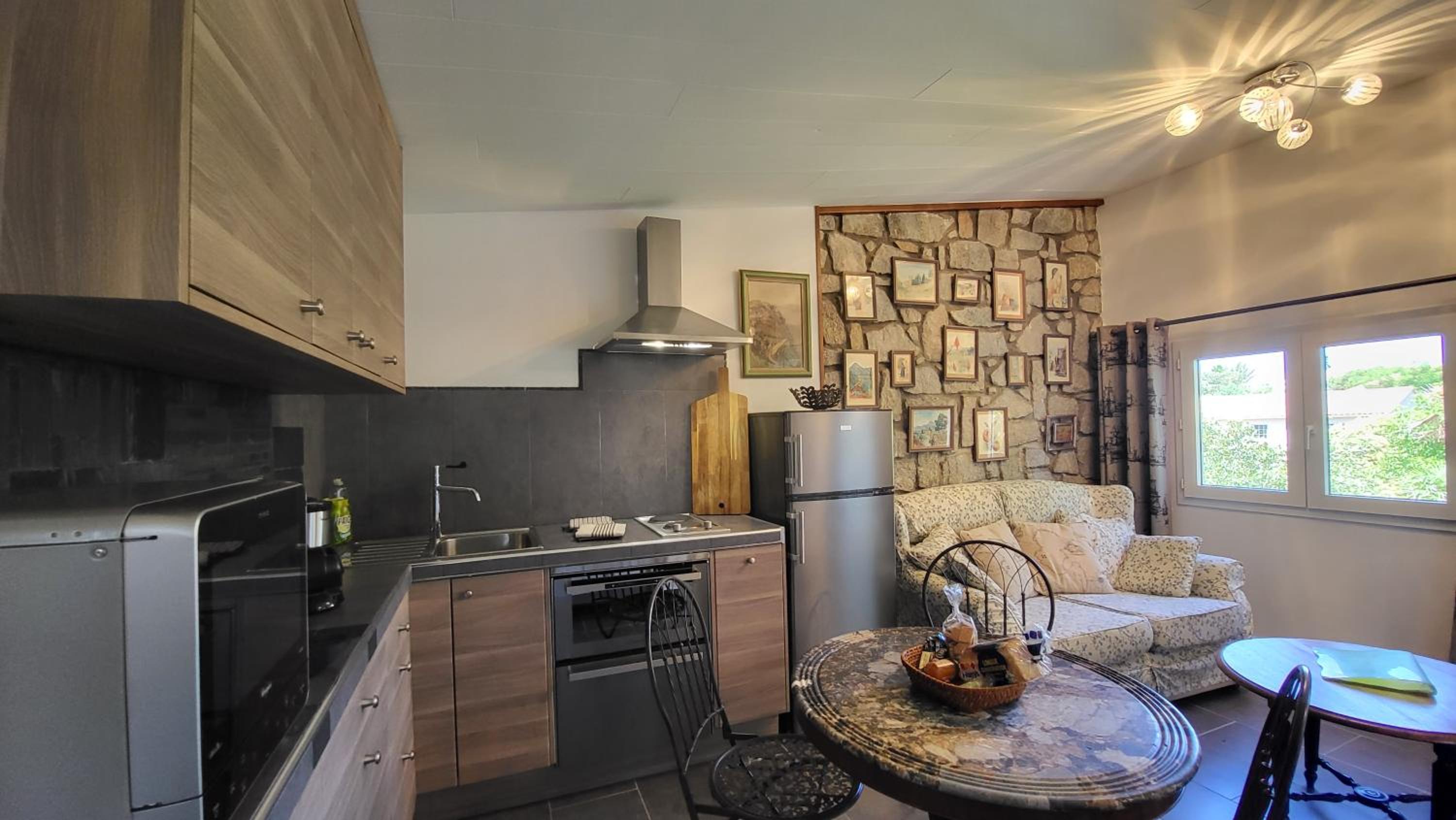 One-Bedroom Apartment - Photo 1