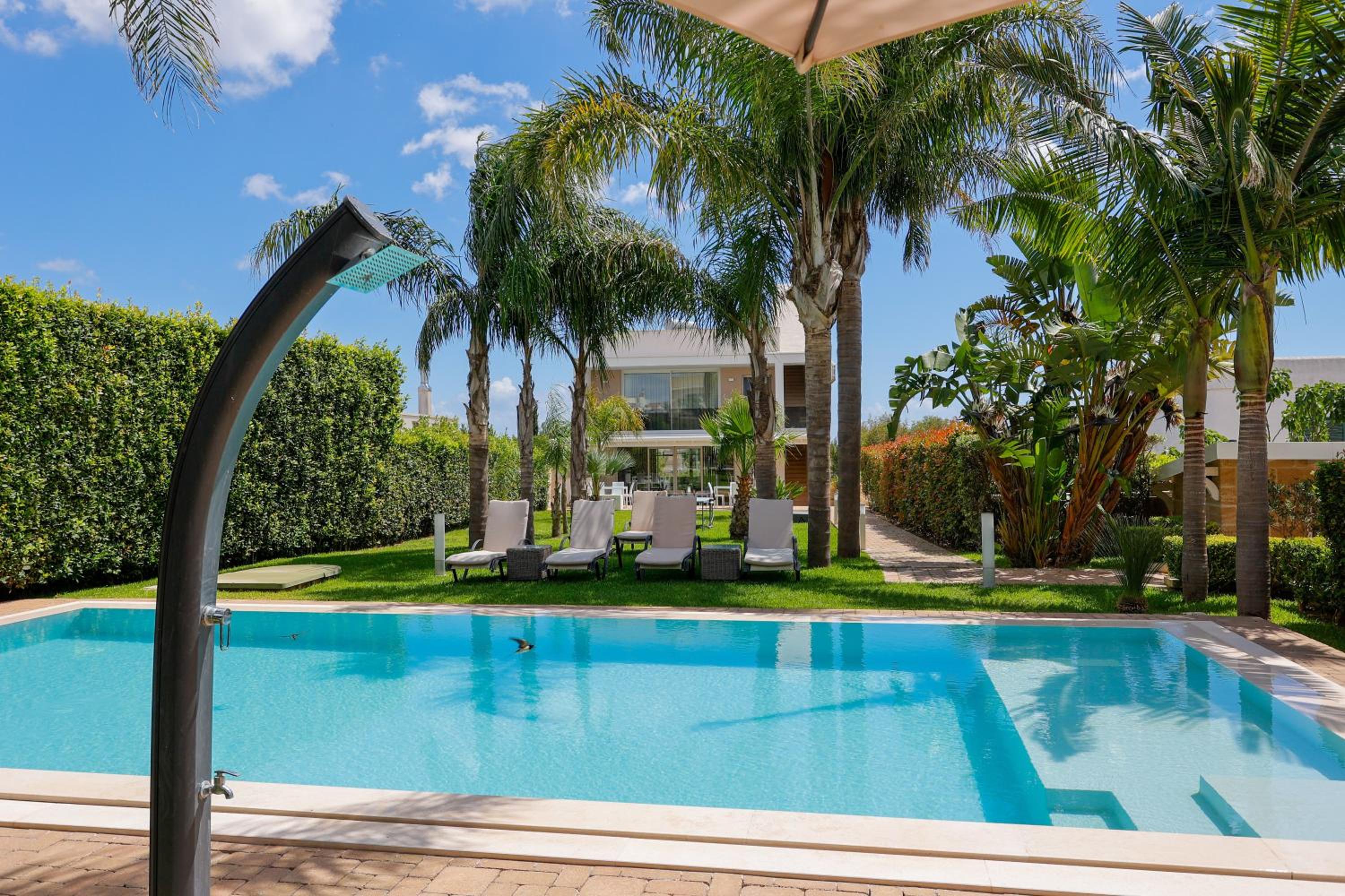 Double Room with Pool View - Photo 6