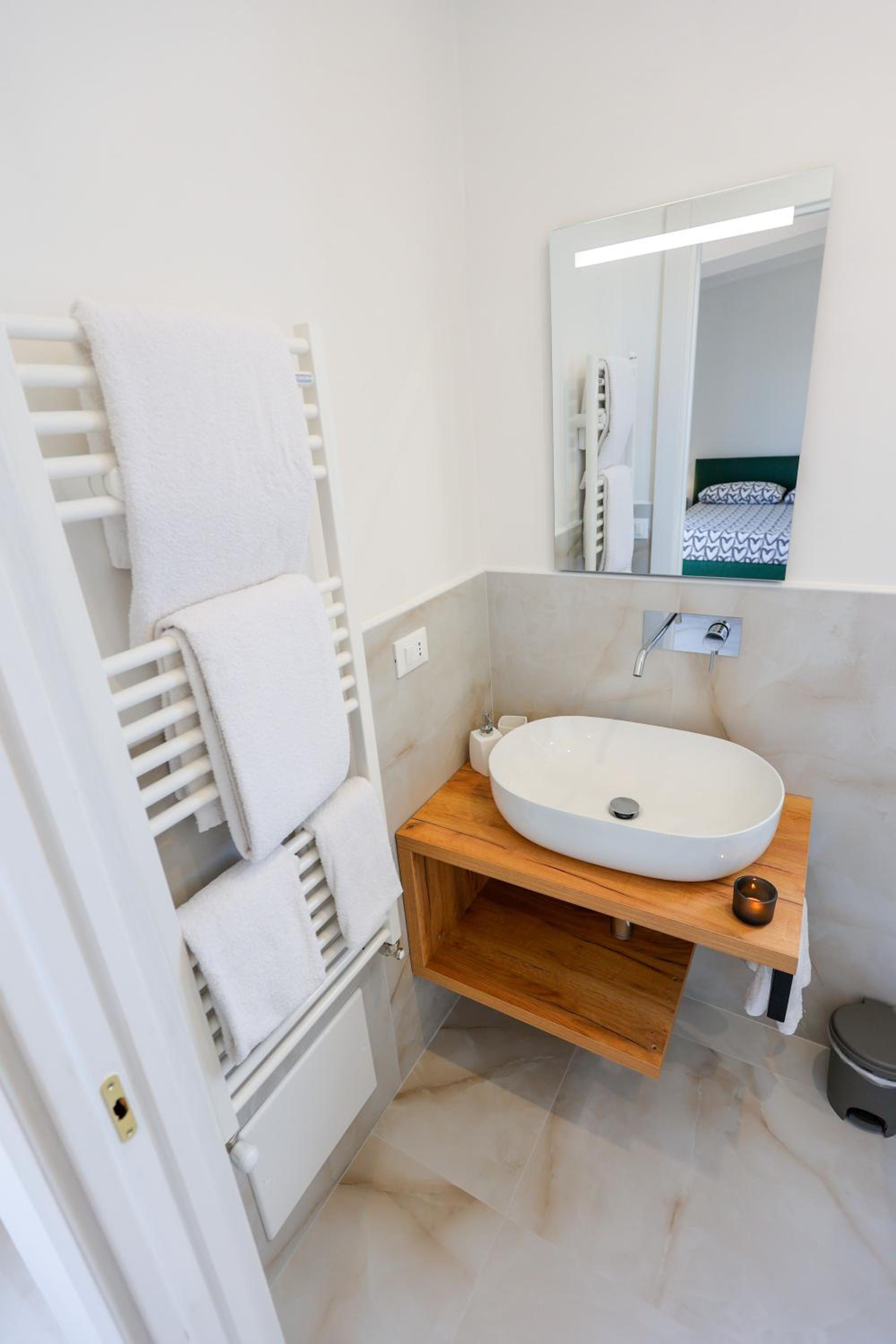 Double Room with Pool View - Photo 10