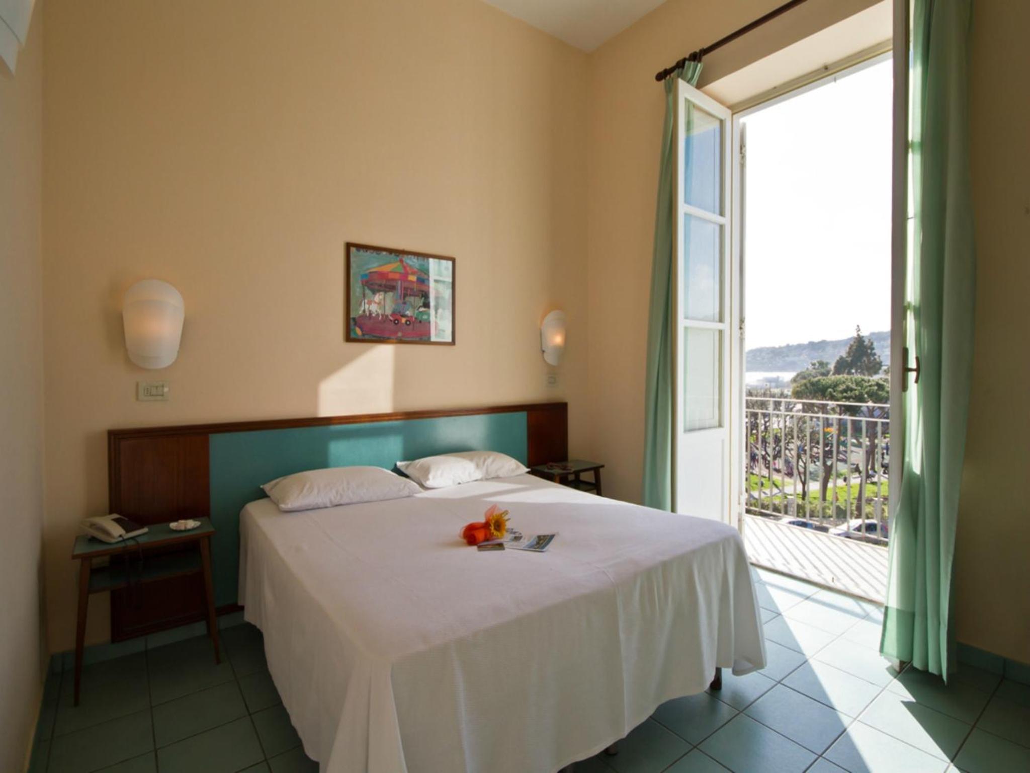 Double Room with Balcony and Sea View - Photo 1