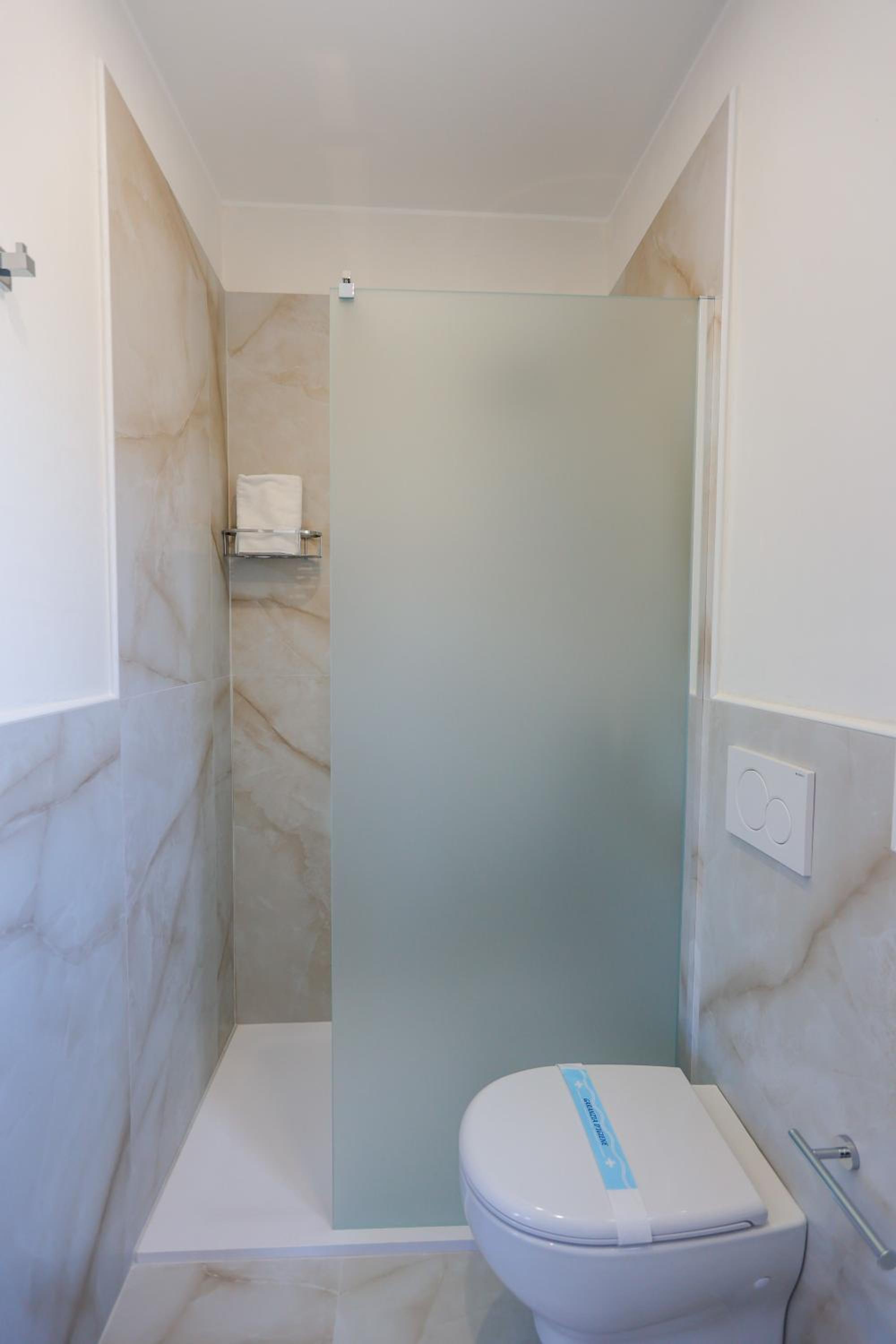 Double Room with Pool View - Photo 11