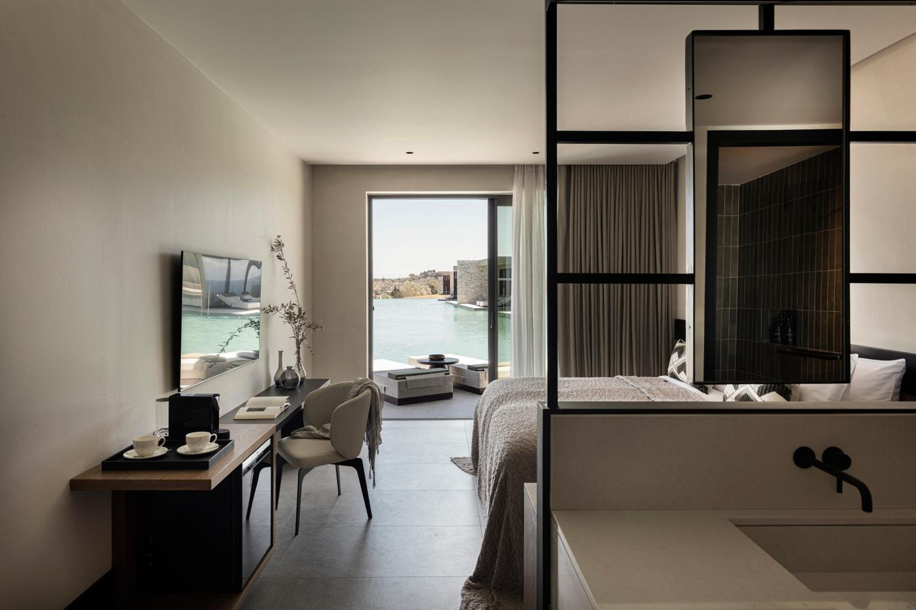 Superior Swim-up Suite