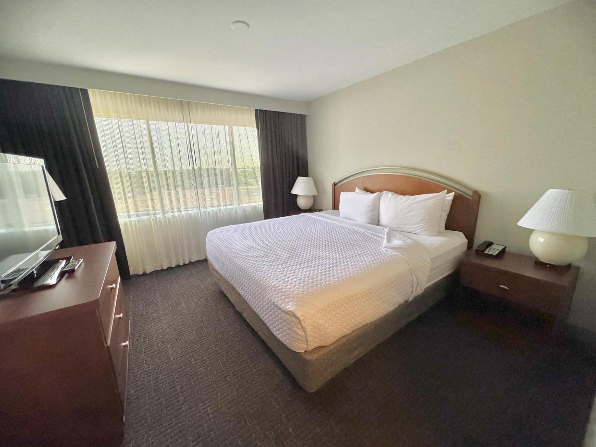 One-Bedroom Suite With Tub And Sofa Bed - Communications/Mobility Accessible photo 3