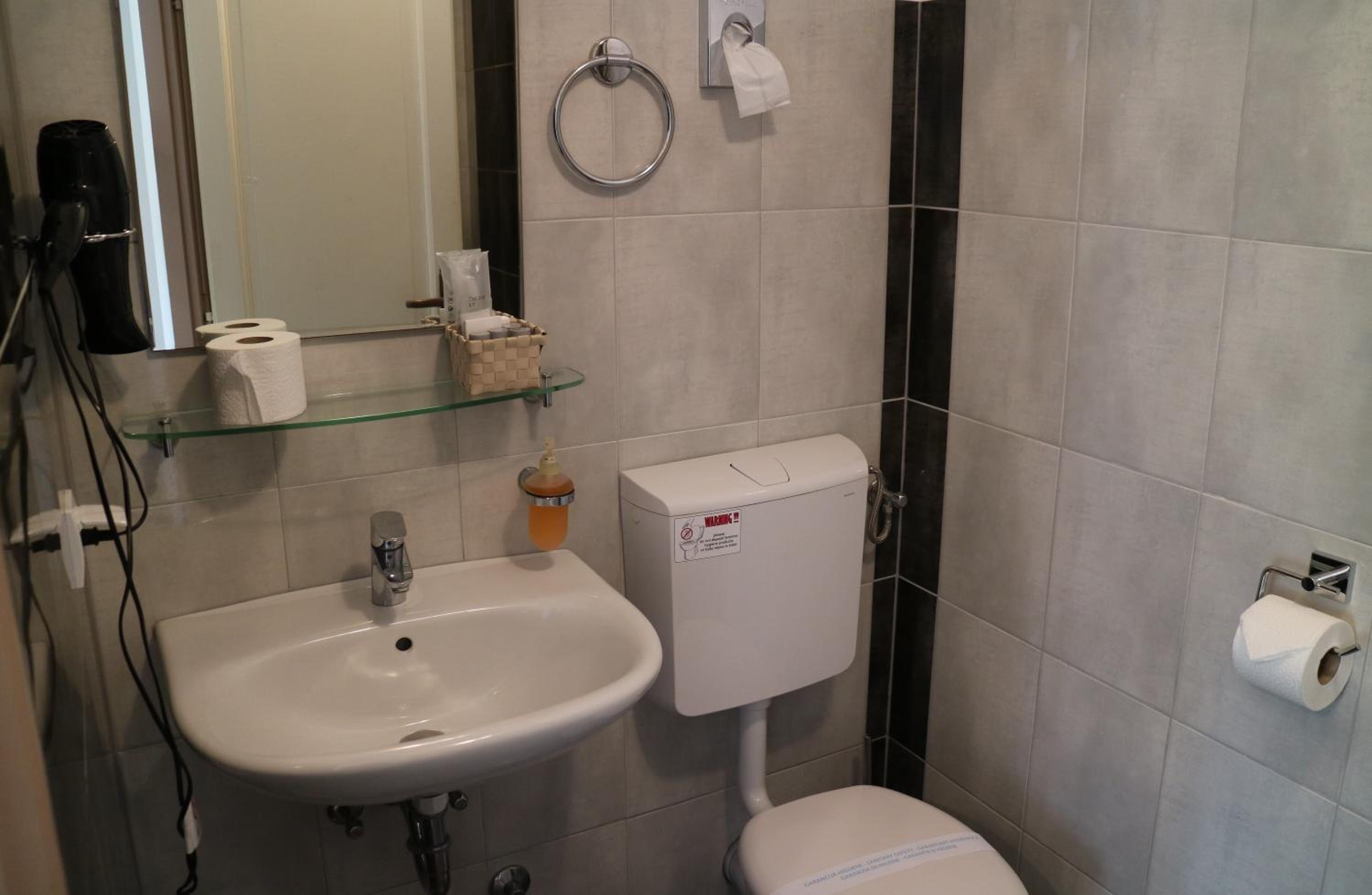 Deluxe Double or Twin Room - Photo 2