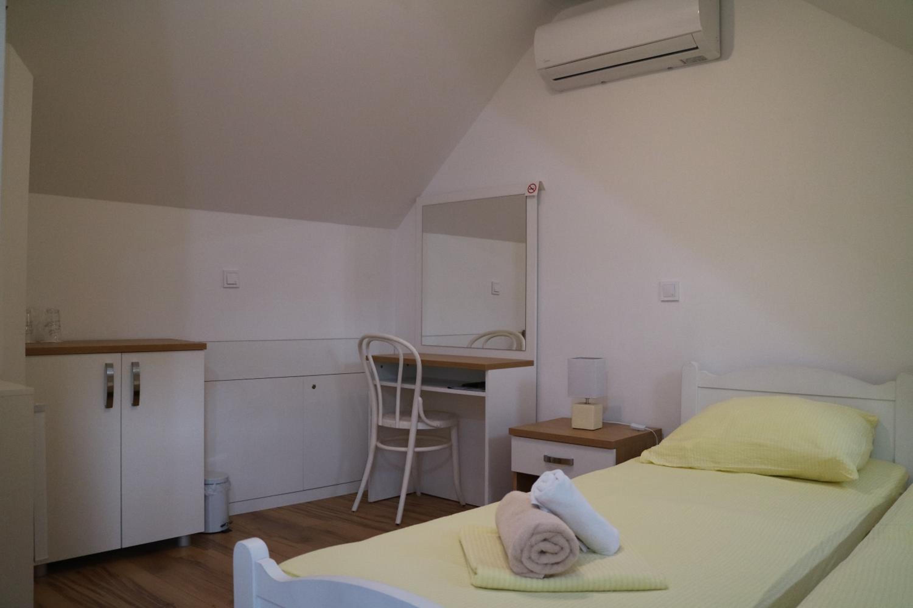 Deluxe Double or Twin Room - Photo 10