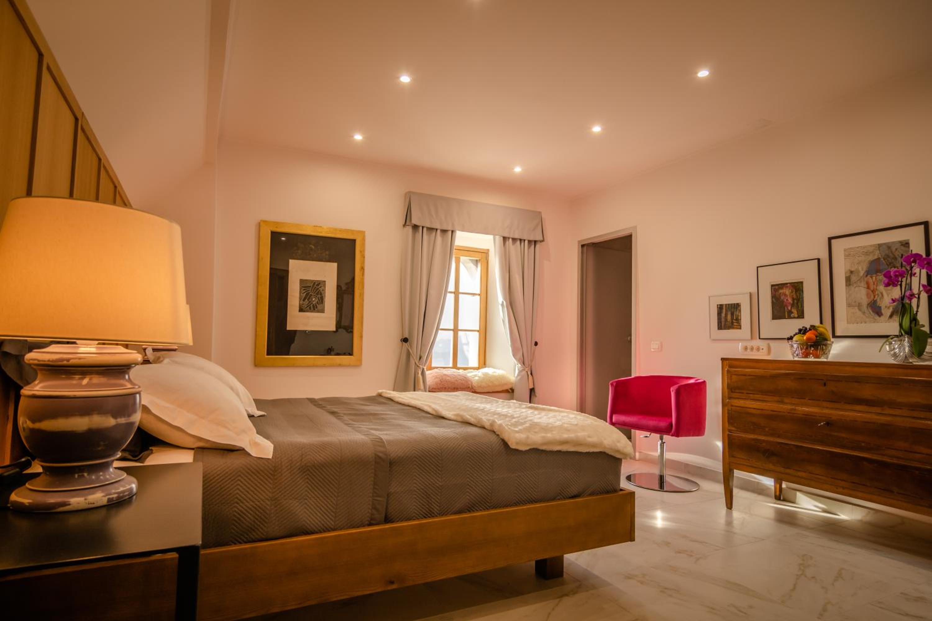 Deluxe King Room photo 1