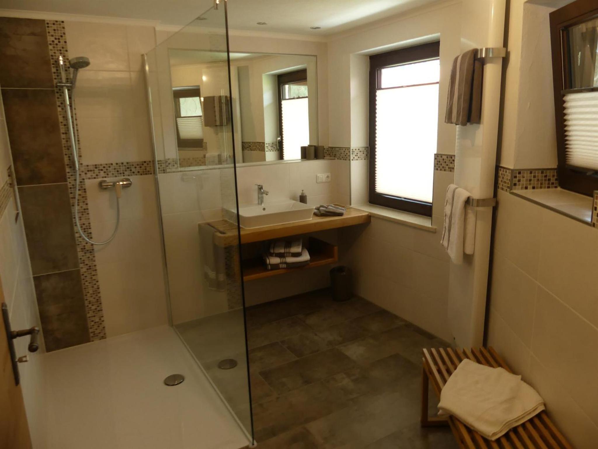 Two-Bedroom Apartment with Shower  photo 2
